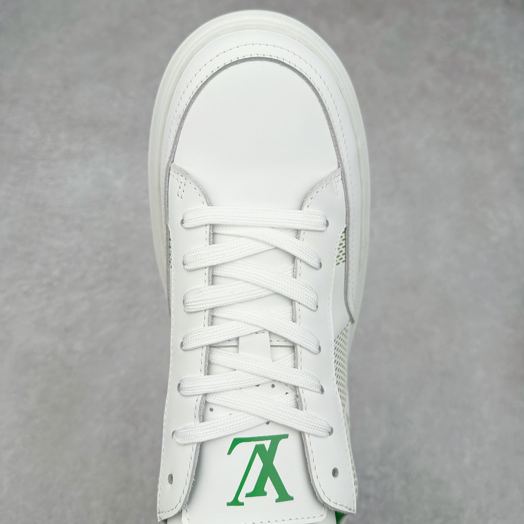 图片[4]-Louis Vuitton 路易威登 lv Time Out 低帮时尚运动板鞋 为舒软小牛皮革压印金属质感 Monogram 图案 再令 Louis 和vuitton 装饰点缀鞋带 与卢勒克斯金属线共同 释放莹泽光芒 搭配后部 Monogram帆布饰边和加厚胎面橡胶外底 鞋面胎牛皮和进口PVC制裁而成 高密度进口电脑车线工艺、经典LOGO跟PVC完美结合 原版大底开模 内里采用进口羊皮 超软皮内里+鞋垫 最新LV/路易威登 杨幂 关晓彤 官方等多明星网红同款 快手抖音等多平台热推 尺码：40 41 42 43 44 45-选品中心