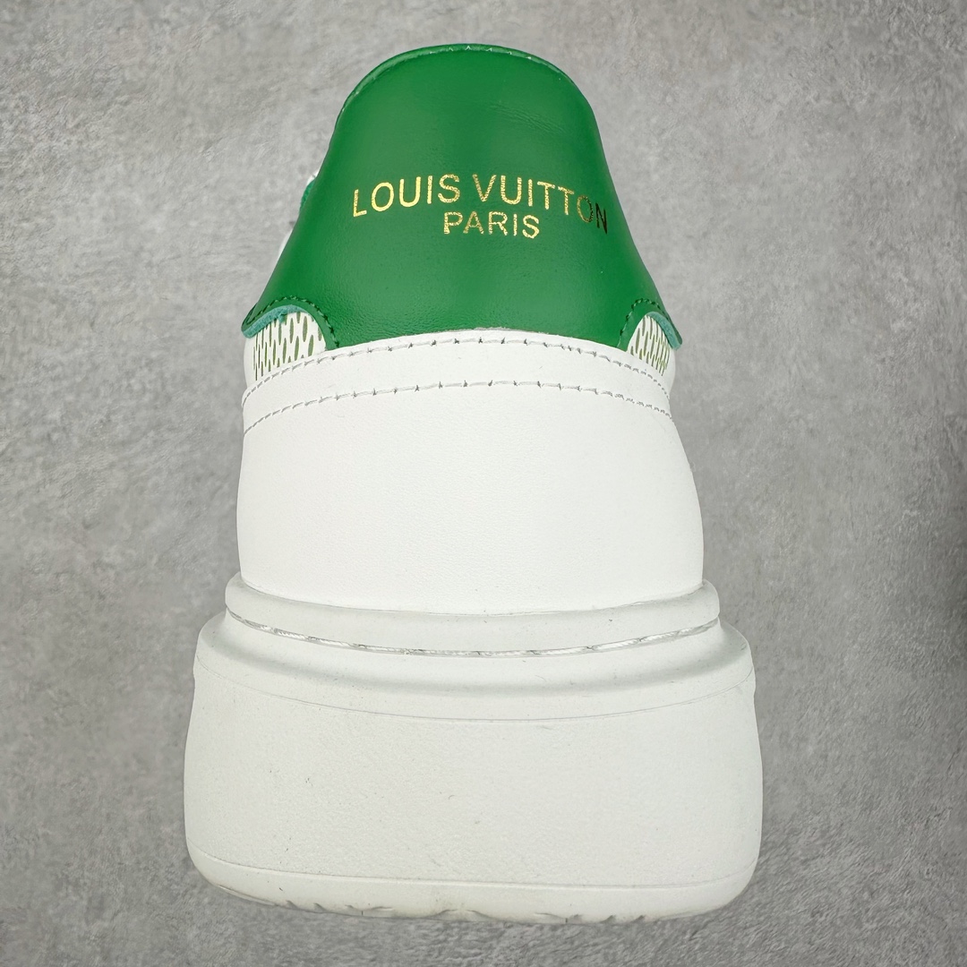 图片[8]-Louis Vuitton 路易威登 lv Time Out 低帮时尚运动板鞋 为舒软小牛皮革压印金属质感 Monogram 图案 再令 Louis 和vuitton 装饰点缀鞋带 与卢勒克斯金属线共同 释放莹泽光芒 搭配后部 Monogram帆布饰边和加厚胎面橡胶外底 鞋面胎牛皮和进口PVC制裁而成 高密度进口电脑车线工艺、经典LOGO跟PVC完美结合 原版大底开模 内里采用进口羊皮 超软皮内里+鞋垫 最新LV/路易威登 杨幂 关晓彤 官方等多明星网红同款 快手抖音等多平台热推 尺码：40 41 42 43 44 45-选品中心