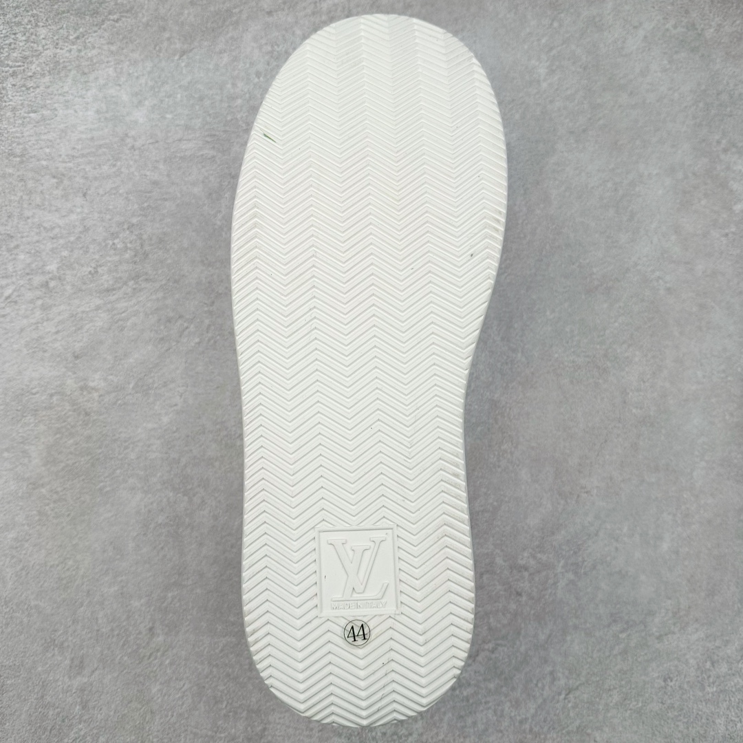 图片[9]-Louis Vuitton 路易威登 lv Time Out 低帮时尚运动板鞋 为舒软小牛皮革压印金属质感 Monogram 图案 再令 Louis 和vuitton 装饰点缀鞋带 与卢勒克斯金属线共同 释放莹泽光芒 搭配后部 Monogram帆布饰边和加厚胎面橡胶外底 鞋面胎牛皮和进口PVC制裁而成 高密度进口电脑车线工艺、经典LOGO跟PVC完美结合 原版大底开模 内里采用进口羊皮 超软皮内里+鞋垫 最新LV/路易威登 杨幂 关晓彤 官方等多明星网红同款 快手抖音等多平台热推 尺码：40 41 42 43 44 45-选品中心