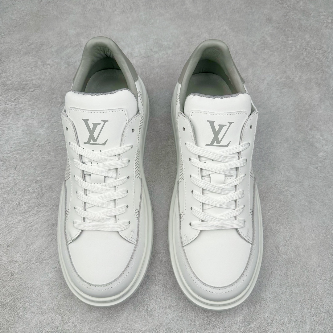 图片[2]-Louis Vuitton 路易威登 lv Time Out 低帮时尚运动板鞋 为舒软小牛皮革压印金属质感 Monogram 图案 再令 Louis 和vuitton 装饰点缀鞋带 与卢勒克斯金属线共同 释放莹泽光芒 搭配后部 Monogram帆布饰边和加厚胎面橡胶外底 鞋面胎牛皮和进口PVC制裁而成 高密度进口电脑车线工艺、经典LOGO跟PVC完美结合 原版大底开模 内里采用进口羊皮 超软皮内里+鞋垫 最新LV/路易威登 杨幂 关晓彤 官方等多明星网红同款 快手抖音等多平台热推 尺码：40 41 42 43 44 45-选品中心