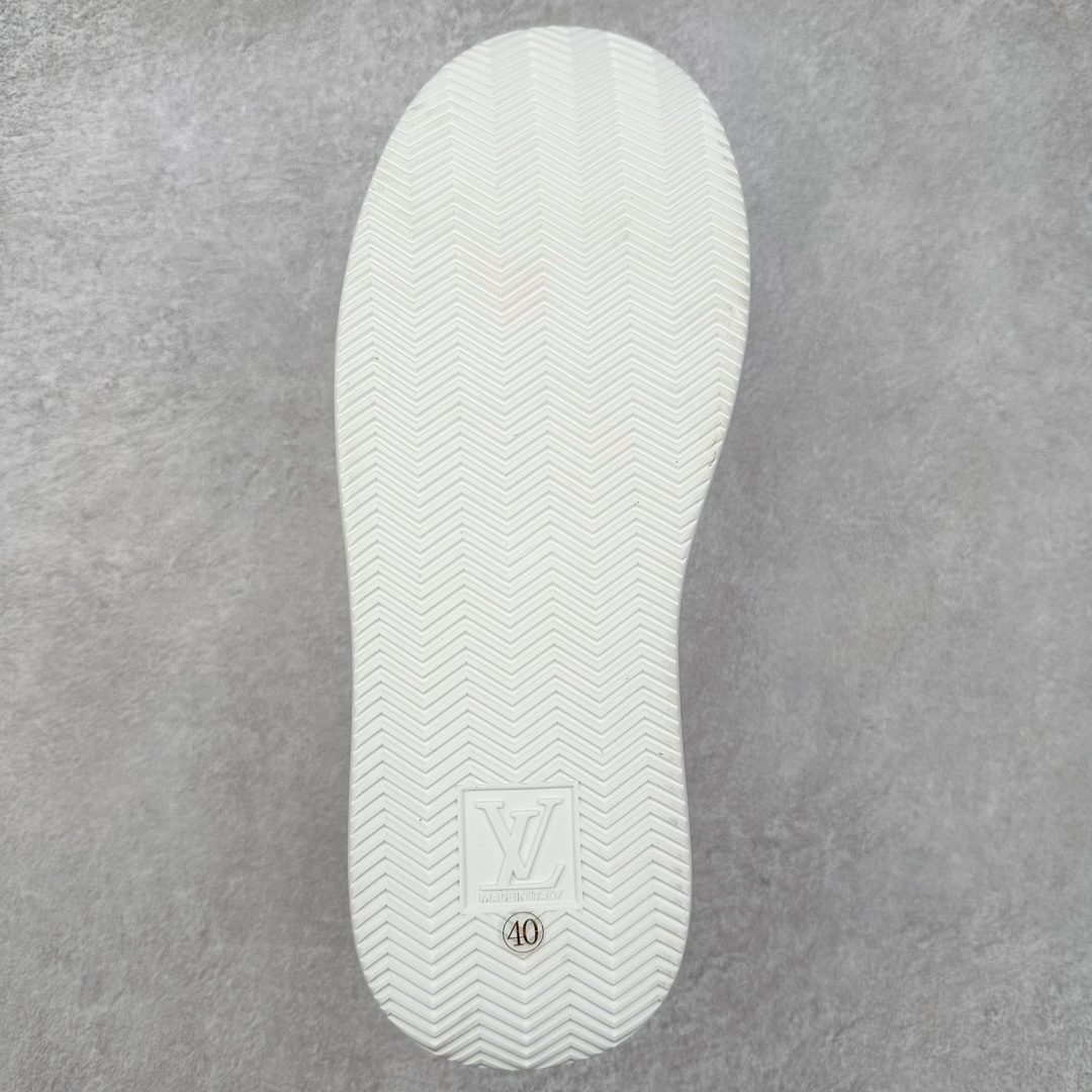 图片[9]-Louis Vuitton 路易威登 lv Time Out 低帮时尚运动板鞋 为舒软小牛皮革压印金属质感 Monogram 图案 再令 Louis 和vuitton 装饰点缀鞋带 与卢勒克斯金属线共同 释放莹泽光芒 搭配后部 Monogram帆布饰边和加厚胎面橡胶外底 鞋面胎牛皮和进口PVC制裁而成 高密度进口电脑车线工艺、经典LOGO跟PVC完美结合 原版大底开模 内里采用进口羊皮 超软皮内里+鞋垫 最新LV/路易威登 杨幂 关晓彤 官方等多明星网红同款 快手抖音等多平台热推 尺码：40 41 42 43 44 45-选品中心