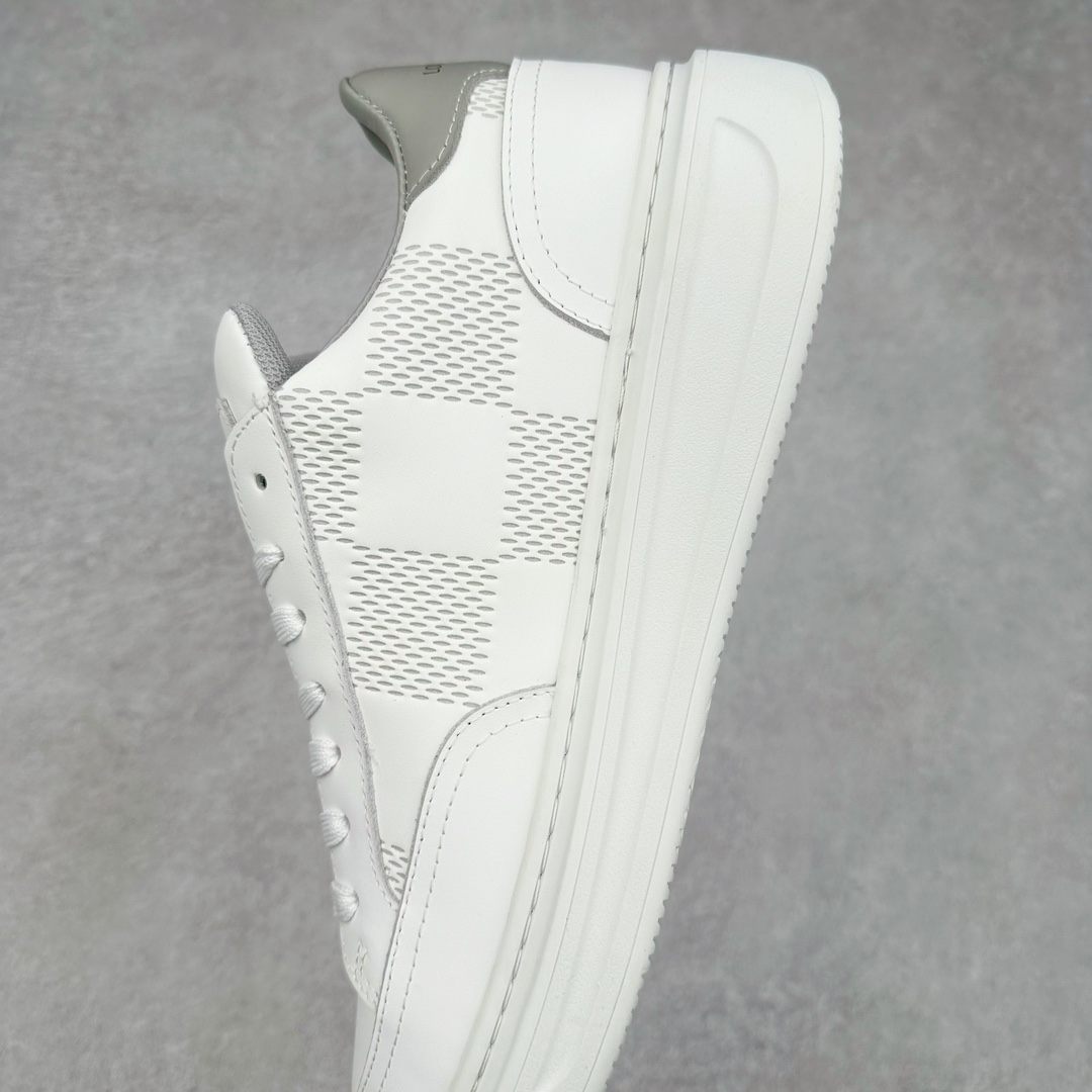 图片[7]-Louis Vuitton 路易威登 lv Time Out 低帮时尚运动板鞋 为舒软小牛皮革压印金属质感 Monogram 图案 再令 Louis 和vuitton 装饰点缀鞋带 与卢勒克斯金属线共同 释放莹泽光芒 搭配后部 Monogram帆布饰边和加厚胎面橡胶外底 鞋面胎牛皮和进口PVC制裁而成 高密度进口电脑车线工艺、经典LOGO跟PVC完美结合 原版大底开模 内里采用进口羊皮 超软皮内里+鞋垫 最新LV/路易威登 杨幂 关晓彤 官方等多明星网红同款 快手抖音等多平台热推 尺码：40 41 42 43 44 45-选品中心