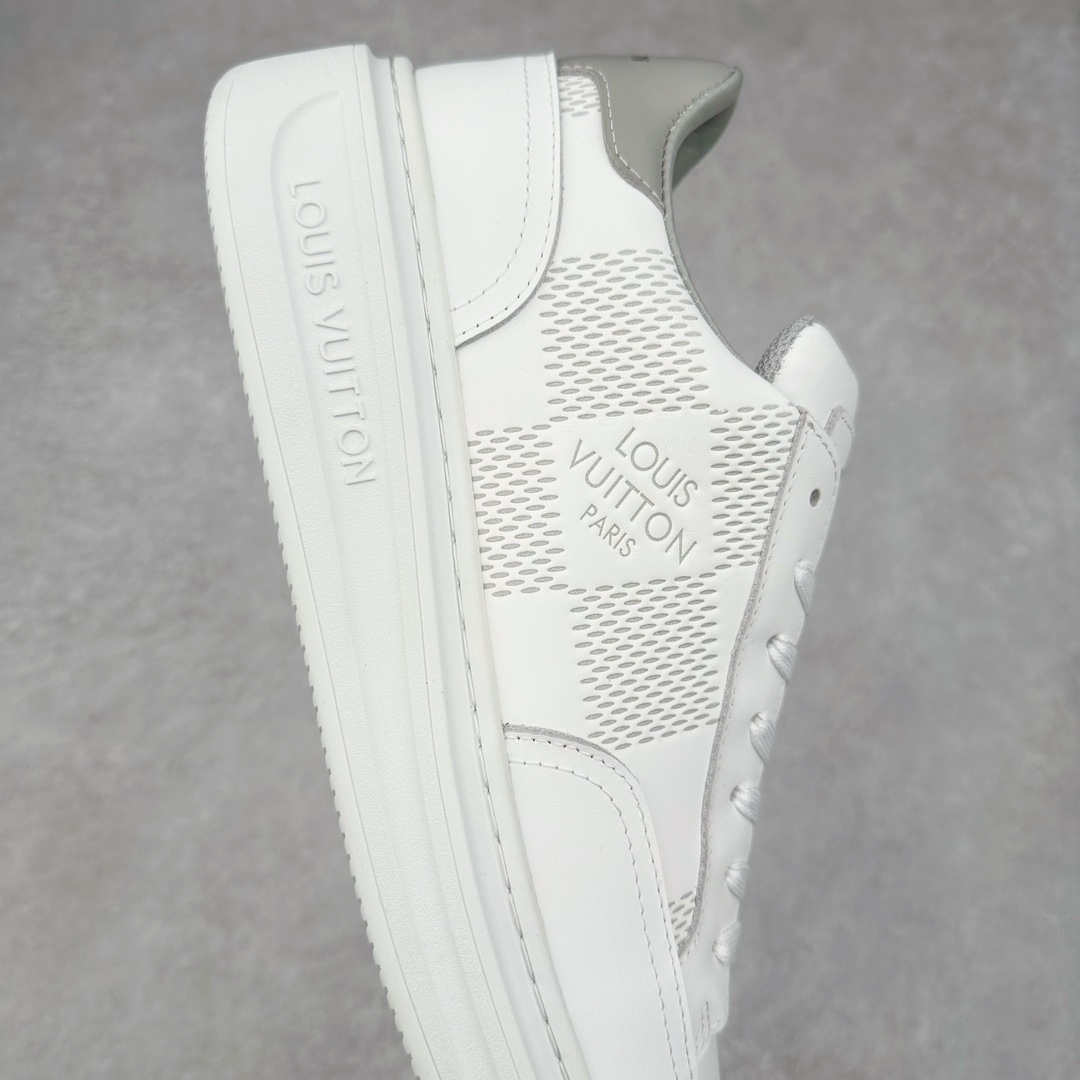 图片[6]-Louis Vuitton 路易威登 lv Time Out 低帮时尚运动板鞋 为舒软小牛皮革压印金属质感 Monogram 图案 再令 Louis 和vuitton 装饰点缀鞋带 与卢勒克斯金属线共同 释放莹泽光芒 搭配后部 Monogram帆布饰边和加厚胎面橡胶外底 鞋面胎牛皮和进口PVC制裁而成 高密度进口电脑车线工艺、经典LOGO跟PVC完美结合 原版大底开模 内里采用进口羊皮 超软皮内里+鞋垫 最新LV/路易威登 杨幂 关晓彤 官方等多明星网红同款 快手抖音等多平台热推 尺码：40 41 42 43 44 45-选品中心