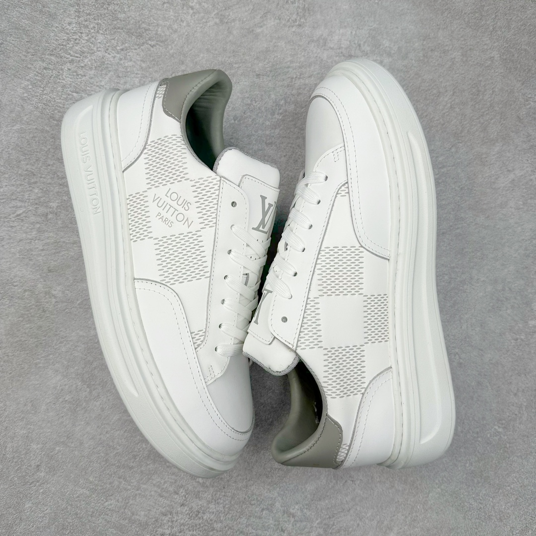 图片[3]-Louis Vuitton 路易威登 lv Time Out 低帮时尚运动板鞋 为舒软小牛皮革压印金属质感 Monogram 图案 再令 Louis 和vuitton 装饰点缀鞋带 与卢勒克斯金属线共同 释放莹泽光芒 搭配后部 Monogram帆布饰边和加厚胎面橡胶外底 鞋面胎牛皮和进口PVC制裁而成 高密度进口电脑车线工艺、经典LOGO跟PVC完美结合 原版大底开模 内里采用进口羊皮 超软皮内里+鞋垫 最新LV/路易威登 杨幂 关晓彤 官方等多明星网红同款 快手抖音等多平台热推 尺码：40 41 42 43 44 45-选品中心