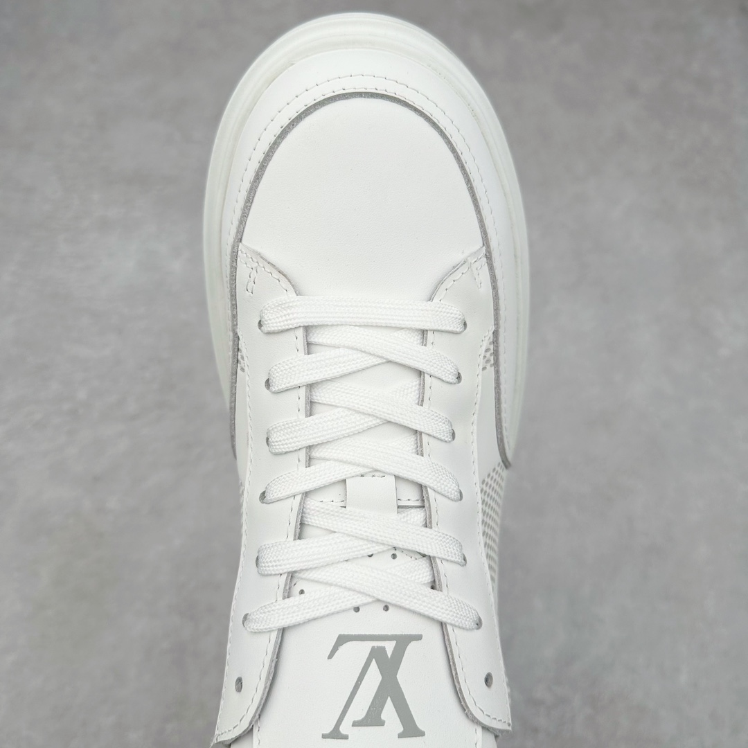 图片[4]-Louis Vuitton 路易威登 lv Time Out 低帮时尚运动板鞋 为舒软小牛皮革压印金属质感 Monogram 图案 再令 Louis 和vuitton 装饰点缀鞋带 与卢勒克斯金属线共同 释放莹泽光芒 搭配后部 Monogram帆布饰边和加厚胎面橡胶外底 鞋面胎牛皮和进口PVC制裁而成 高密度进口电脑车线工艺、经典LOGO跟PVC完美结合 原版大底开模 内里采用进口羊皮 超软皮内里+鞋垫 最新LV/路易威登 杨幂 关晓彤 官方等多明星网红同款 快手抖音等多平台热推 尺码：40 41 42 43 44 45-选品中心