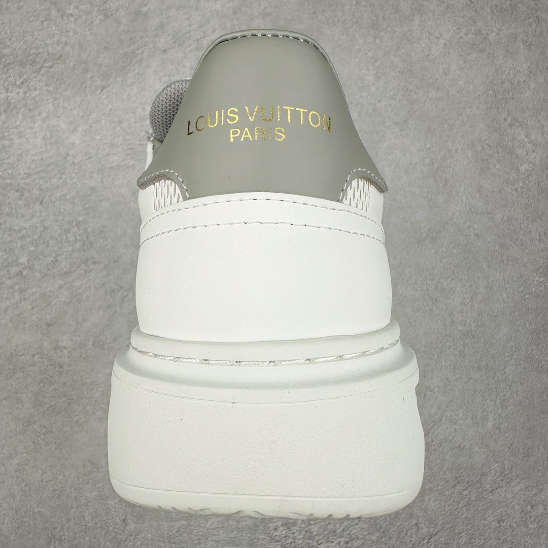 图片[8]-Louis Vuitton 路易威登 lv Time Out 低帮时尚运动板鞋 为舒软小牛皮革压印金属质感 Monogram 图案 再令 Louis 和vuitton 装饰点缀鞋带 与卢勒克斯金属线共同 释放莹泽光芒 搭配后部 Monogram帆布饰边和加厚胎面橡胶外底 鞋面胎牛皮和进口PVC制裁而成 高密度进口电脑车线工艺、经典LOGO跟PVC完美结合 原版大底开模 内里采用进口羊皮 超软皮内里+鞋垫 最新LV/路易威登 杨幂 关晓彤 官方等多明星网红同款 快手抖音等多平台热推 尺码：40 41 42 43 44 45-选品中心