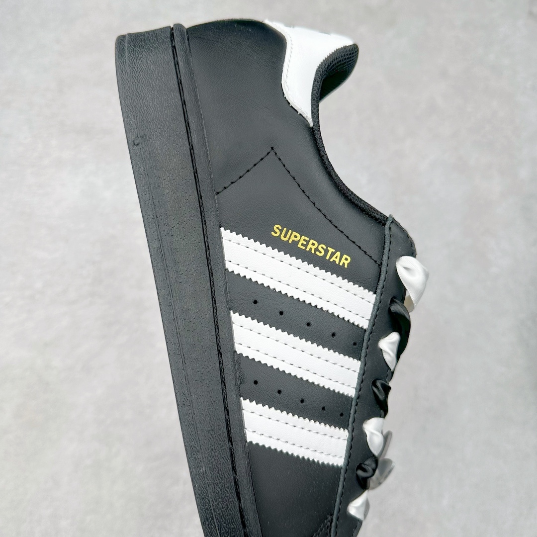 图片[6]-AD Originals Superstar 经典复古贝壳头板鞋 EG4959 诞生于1969年 是第一双将全皮面鞋 身与橡胶鞋头结合在一起的低帮篮球鞋 Superstar最开始 是作为高帮篮球鞋Pro Model的低帮版本而出现的 但因为其独特和醒目的橡胶鞋头造型而让大家熟知 被大家形象地称为\\\”shelltoe\\\”贝壳头 在70年代的美国职业篮球场上 接近3/4的NBA球员都将这双Superstar作为场上用鞋 80年代之后 经过不断的改良和发展 Superstar逐渐成为横跨时装、音乐、街头文化、休闲和运动等各大领域的时尚潮鞋 尺码：36 36.5 37 38 38.5 39 40 40.5 41 42 42.5 43 44 44.5 45-选品中心