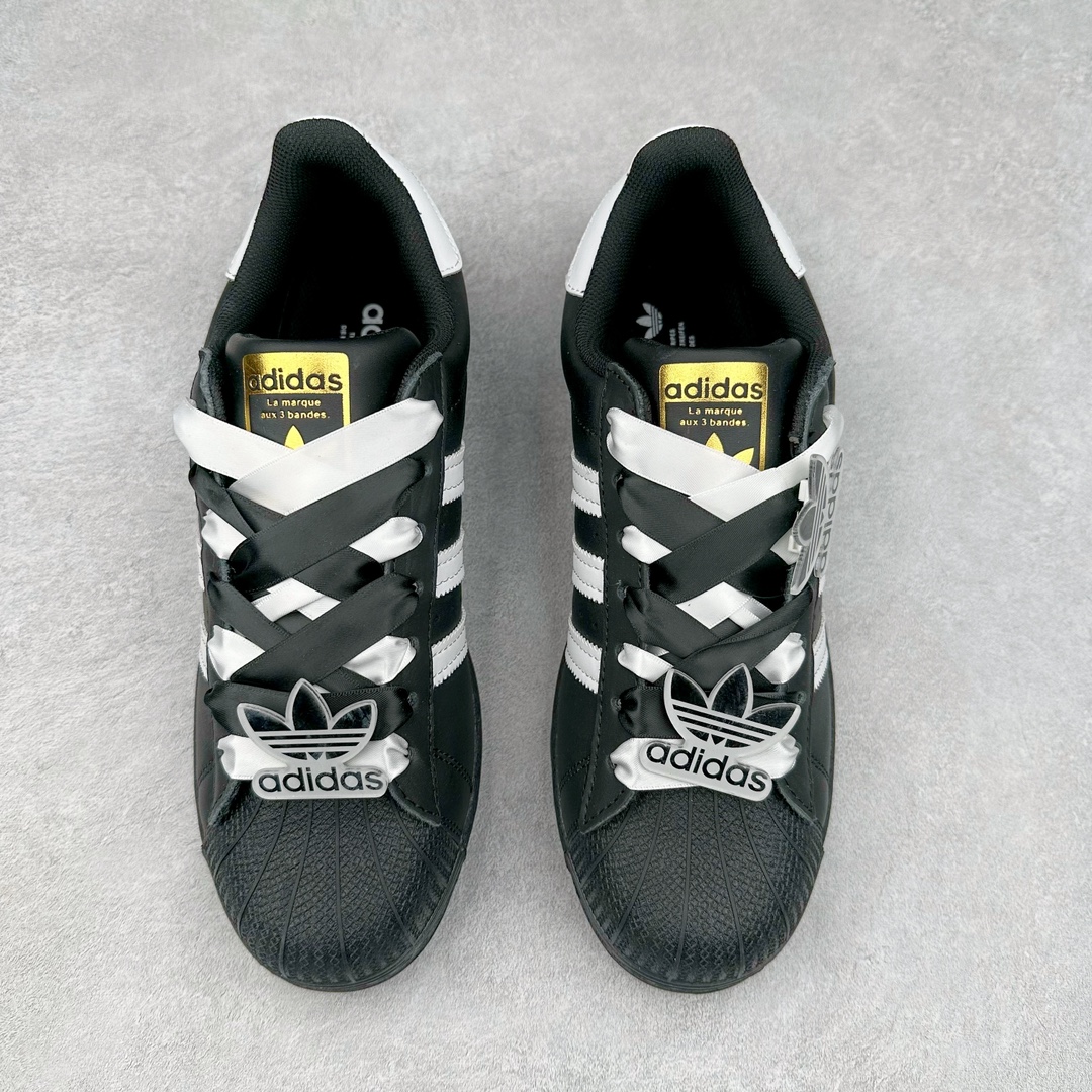 图片[2]-AD Originals Superstar 经典复古贝壳头板鞋 EG4959 诞生于1969年 是第一双将全皮面鞋 身与橡胶鞋头结合在一起的低帮篮球鞋 Superstar最开始 是作为高帮篮球鞋Pro Model的低帮版本而出现的 但因为其独特和醒目的橡胶鞋头造型而让大家熟知 被大家形象地称为\\\”shelltoe\\\”贝壳头 在70年代的美国职业篮球场上 接近3/4的NBA球员都将这双Superstar作为场上用鞋 80年代之后 经过不断的改良和发展 Superstar逐渐成为横跨时装、音乐、街头文化、休闲和运动等各大领域的时尚潮鞋 尺码：36 36.5 37 38 38.5 39 40 40.5 41 42 42.5 43 44 44.5 45-选品中心