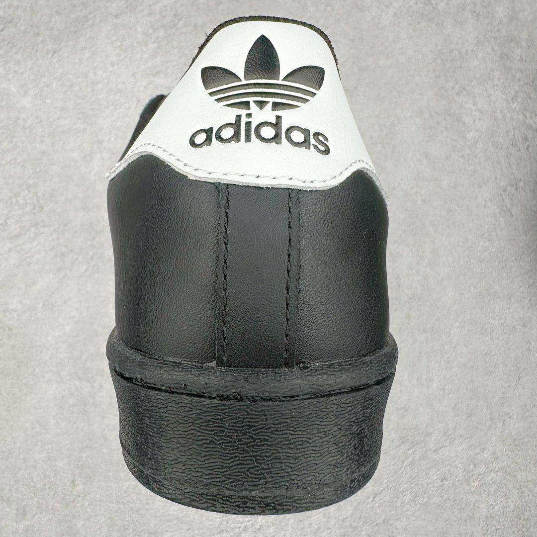 图片[8]-AD Originals Superstar 经典复古贝壳头板鞋 EG4959 诞生于1969年 是第一双将全皮面鞋 身与橡胶鞋头结合在一起的低帮篮球鞋 Superstar最开始 是作为高帮篮球鞋Pro Model的低帮版本而出现的 但因为其独特和醒目的橡胶鞋头造型而让大家熟知 被大家形象地称为\\\”shelltoe\\\”贝壳头 在70年代的美国职业篮球场上 接近3/4的NBA球员都将这双Superstar作为场上用鞋 80年代之后 经过不断的改良和发展 Superstar逐渐成为横跨时装、音乐、街头文化、休闲和运动等各大领域的时尚潮鞋 尺码：36 36.5 37 38 38.5 39 40 40.5 41 42 42.5 43 44 44.5 45-选品中心