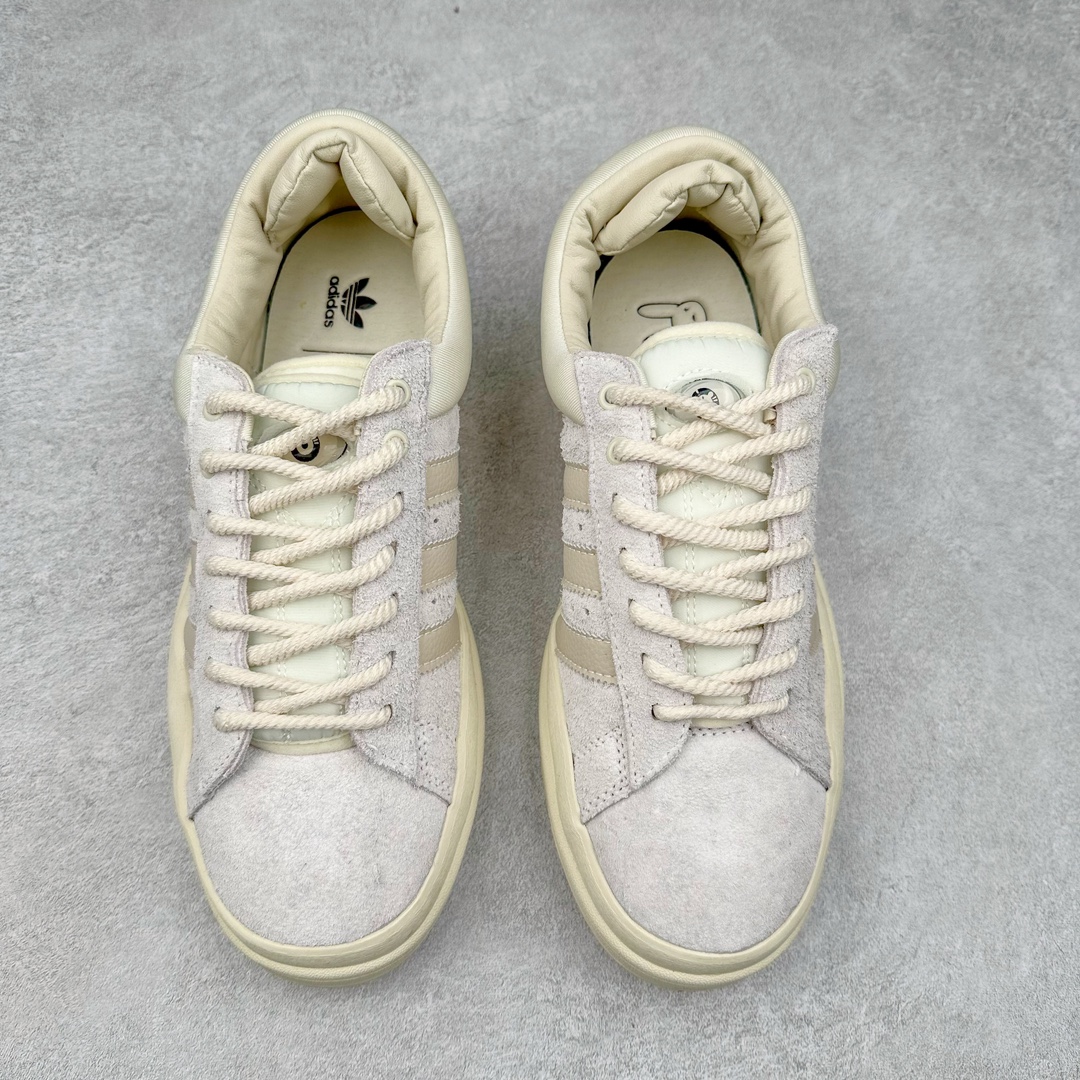图片[2]-＃纯原特价 Bad Bunny x AD Campus Light 学院莱特系列低帮复古系带休闲运动板鞋 联名坏痞兔 全套原楦原纸板原厂数据开发 原装进口翻毛皮料正确绒感卡色 正确铜制锁扣 原盒原配防尘袋配件 以云白色、米色与和做旧泛黄配色为基调 厚绒麂皮与奢华皮革环绕鞋面 正面看起来无比寻常 但从侧面可以发现双鞋舌和双鞋跟设计提升了观感 鞋中底的重新设计也使得存在感大大增加 更加切合当下时尚 鞋舌和鞋垫上带有 Bad Bunny 的专属标志 并且使用特殊包装彰显其身份 尺码：36 36⅔ 37⅓ 38 38⅔ 39⅓ 40 40⅔ 41⅓ 42 42⅔ 43⅓ 44⅓ 44 44⅔ 45⅓-选品中心