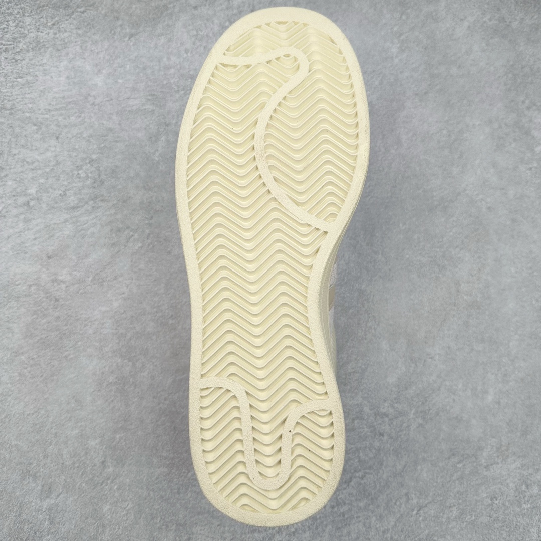 图片[9]-＃纯原特价 Bad Bunny x AD Campus Light 学院莱特系列低帮复古系带休闲运动板鞋 联名坏痞兔 全套原楦原纸板原厂数据开发 原装进口翻毛皮料正确绒感卡色 正确铜制锁扣 原盒原配防尘袋配件 以云白色、米色与和做旧泛黄配色为基调 厚绒麂皮与奢华皮革环绕鞋面 正面看起来无比寻常 但从侧面可以发现双鞋舌和双鞋跟设计提升了观感 鞋中底的重新设计也使得存在感大大增加 更加切合当下时尚 鞋舌和鞋垫上带有 Bad Bunny 的专属标志 并且使用特殊包装彰显其身份 尺码：36 36⅔ 37⅓ 38 38⅔ 39⅓ 40 40⅔ 41⅓ 42 42⅔ 43⅓ 44⅓ 44 44⅔ 45⅓-选品中心