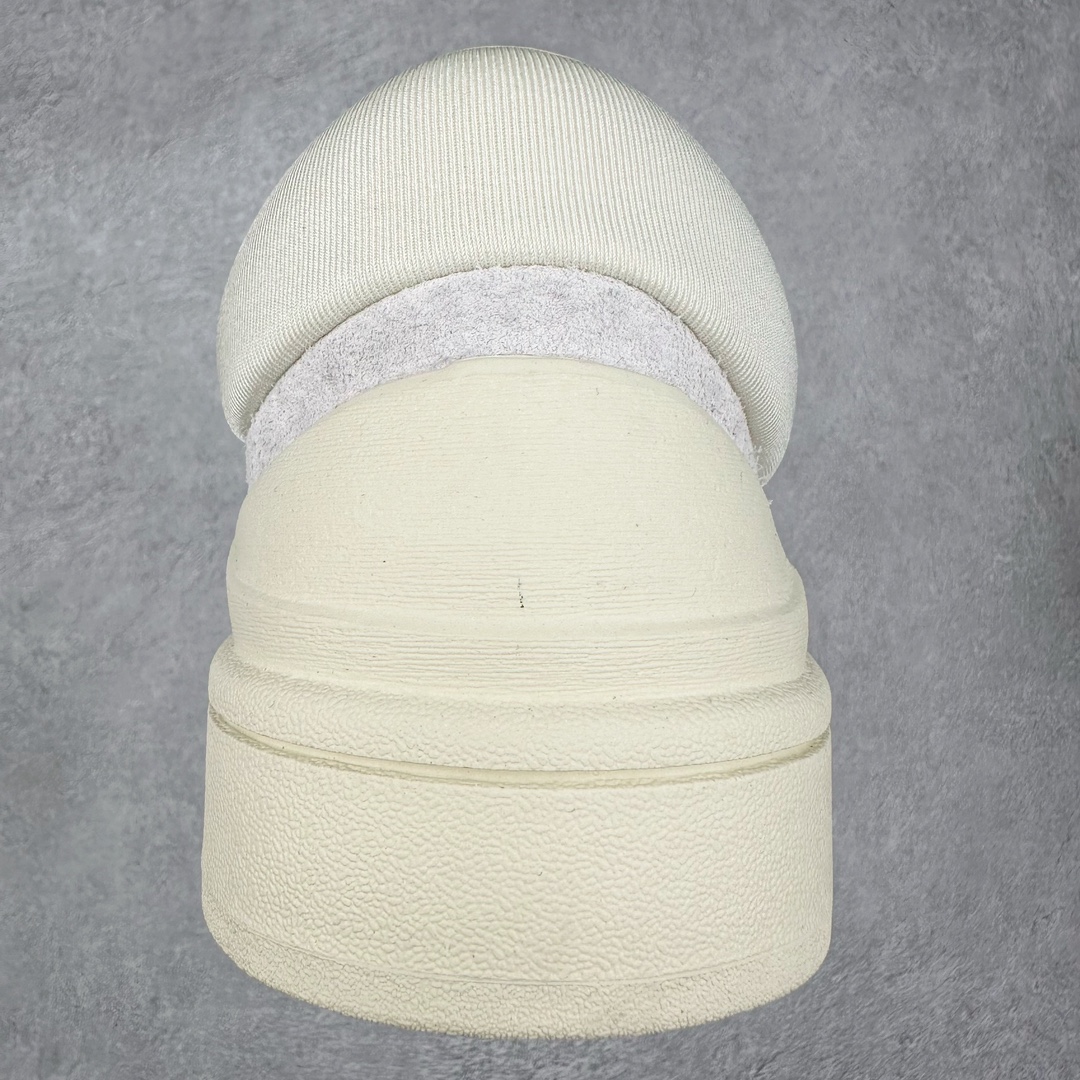 图片[8]-＃纯原特价 Bad Bunny x AD Campus Light 学院莱特系列低帮复古系带休闲运动板鞋 联名坏痞兔 全套原楦原纸板原厂数据开发 原装进口翻毛皮料正确绒感卡色 正确铜制锁扣 原盒原配防尘袋配件 以云白色、米色与和做旧泛黄配色为基调 厚绒麂皮与奢华皮革环绕鞋面 正面看起来无比寻常 但从侧面可以发现双鞋舌和双鞋跟设计提升了观感 鞋中底的重新设计也使得存在感大大增加 更加切合当下时尚 鞋舌和鞋垫上带有 Bad Bunny 的专属标志 并且使用特殊包装彰显其身份 尺码：36 36⅔ 37⅓ 38 38⅔ 39⅓ 40 40⅔ 41⅓ 42 42⅔ 43⅓ 44⅓ 44 44⅔ 45⅓-选品中心