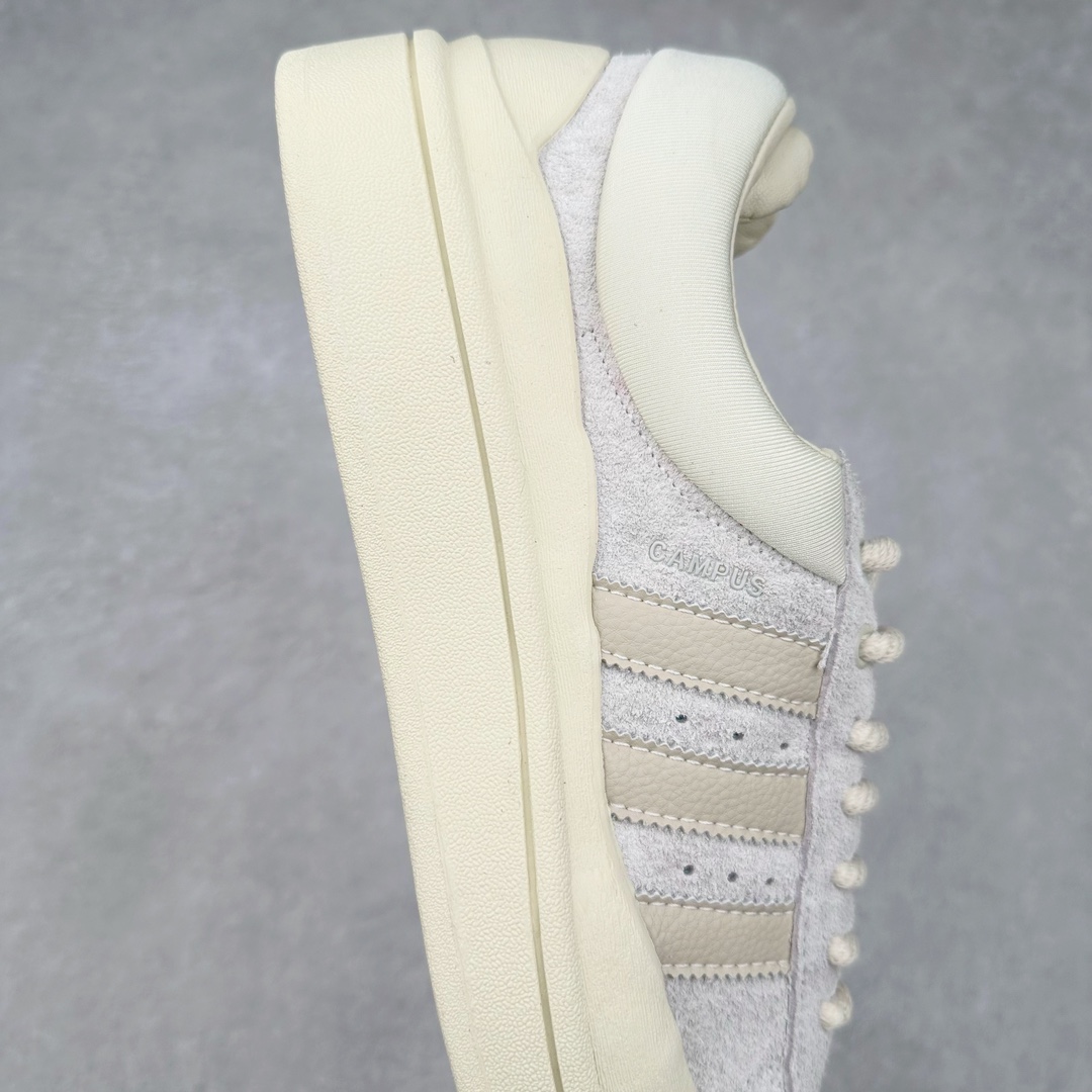 图片[6]-＃纯原特价 Bad Bunny x AD Campus Light 学院莱特系列低帮复古系带休闲运动板鞋 联名坏痞兔 全套原楦原纸板原厂数据开发 原装进口翻毛皮料正确绒感卡色 正确铜制锁扣 原盒原配防尘袋配件 以云白色、米色与和做旧泛黄配色为基调 厚绒麂皮与奢华皮革环绕鞋面 正面看起来无比寻常 但从侧面可以发现双鞋舌和双鞋跟设计提升了观感 鞋中底的重新设计也使得存在感大大增加 更加切合当下时尚 鞋舌和鞋垫上带有 Bad Bunny 的专属标志 并且使用特殊包装彰显其身份 尺码：36 36⅔ 37⅓ 38 38⅔ 39⅓ 40 40⅔ 41⅓ 42 42⅔ 43⅓ 44⅓ 44 44⅔ 45⅓-选品中心