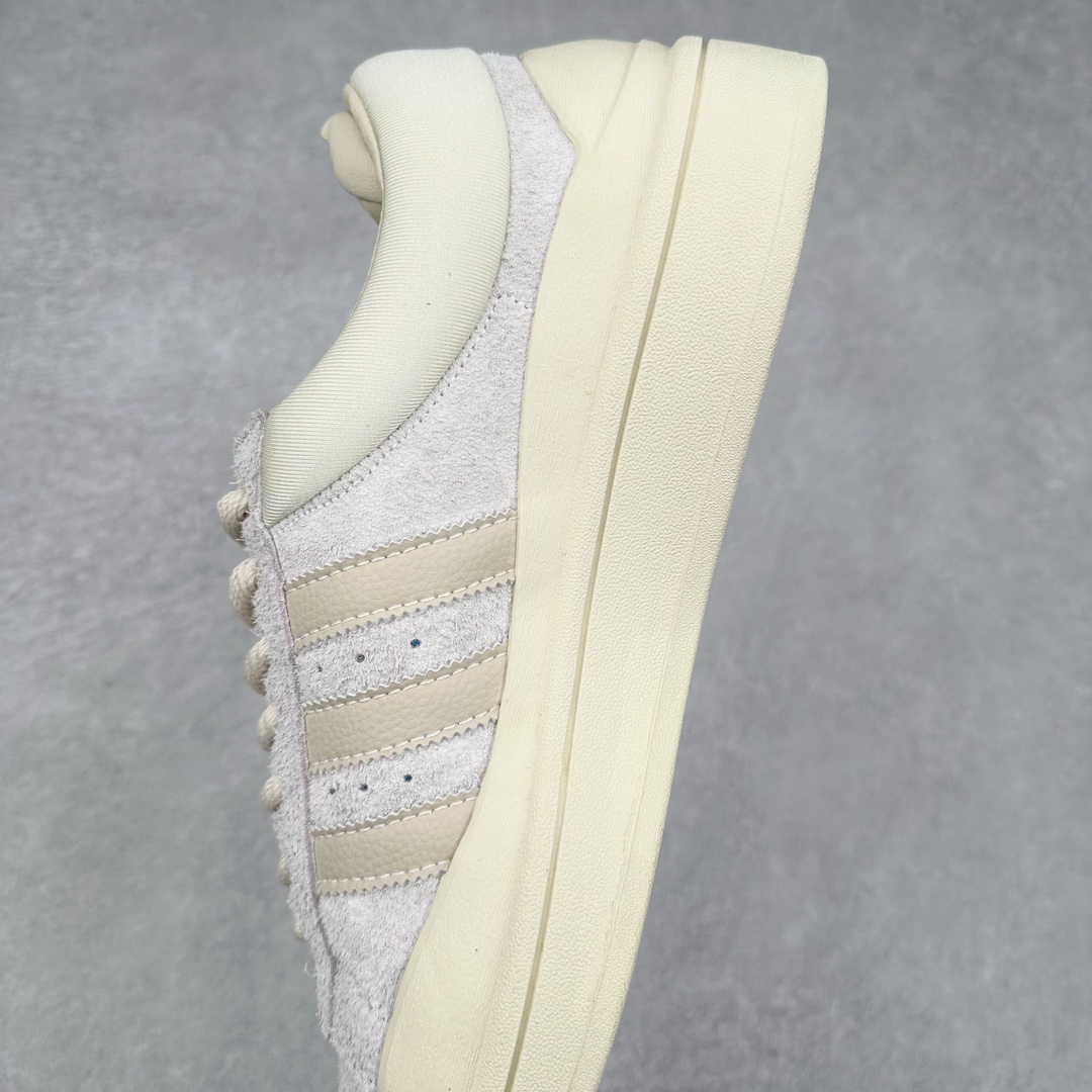图片[7]-＃纯原特价 Bad Bunny x AD Campus Light 学院莱特系列低帮复古系带休闲运动板鞋 联名坏痞兔 全套原楦原纸板原厂数据开发 原装进口翻毛皮料正确绒感卡色 正确铜制锁扣 原盒原配防尘袋配件 以云白色、米色与和做旧泛黄配色为基调 厚绒麂皮与奢华皮革环绕鞋面 正面看起来无比寻常 但从侧面可以发现双鞋舌和双鞋跟设计提升了观感 鞋中底的重新设计也使得存在感大大增加 更加切合当下时尚 鞋舌和鞋垫上带有 Bad Bunny 的专属标志 并且使用特殊包装彰显其身份 尺码：36 36⅔ 37⅓ 38 38⅔ 39⅓ 40 40⅔ 41⅓ 42 42⅔ 43⅓ 44⅓ 44 44⅔ 45⅓-选品中心