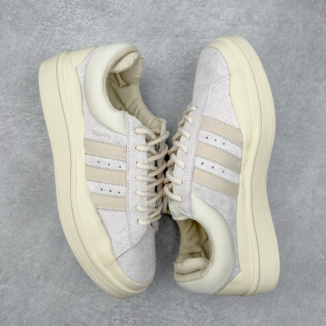 图片[3]-＃纯原特价 Bad Bunny x AD Campus Light 学院莱特系列低帮复古系带休闲运动板鞋 联名坏痞兔 全套原楦原纸板原厂数据开发 原装进口翻毛皮料正确绒感卡色 正确铜制锁扣 原盒原配防尘袋配件 以云白色、米色与和做旧泛黄配色为基调 厚绒麂皮与奢华皮革环绕鞋面 正面看起来无比寻常 但从侧面可以发现双鞋舌和双鞋跟设计提升了观感 鞋中底的重新设计也使得存在感大大增加 更加切合当下时尚 鞋舌和鞋垫上带有 Bad Bunny 的专属标志 并且使用特殊包装彰显其身份 尺码：36 36⅔ 37⅓ 38 38⅔ 39⅓ 40 40⅔ 41⅓ 42 42⅔ 43⅓ 44⅓ 44 44⅔ 45⅓-选品中心