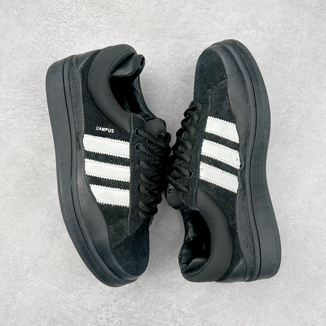 图片[3]-＃纯原特价 Bad Bunny x AD Campus Light 学院莱特系列低帮复古系带休闲运动板鞋 联名坏痞兔 全套原楦原纸板原厂数据开发 原装进口翻毛皮料正确绒感卡色 正确铜制锁扣 原盒原配防尘袋配件 以云白色、米色与和做旧泛黄配色为基调 厚绒麂皮与奢华皮革环绕鞋面 正面看起来无比寻常 但从侧面可以发现双鞋舌和双鞋跟设计提升了观感 鞋中底的重新设计也使得存在感大大增加 更加切合当下时尚 鞋舌和鞋垫上带有 Bad Bunny 的专属标志 并且使用特殊包装彰显其身份 尺码：36 36⅔ 37⅓ 38 38⅔ 39⅓ 40 40⅔ 41⅓ 42 42⅔ 43⅓ 44⅓ 44 44⅔ 45⅓-选品中心