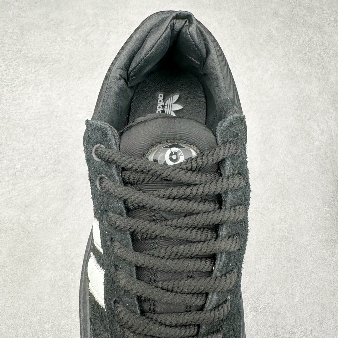 图片[5]-＃纯原特价 Bad Bunny x AD Campus Light 学院莱特系列低帮复古系带休闲运动板鞋 联名坏痞兔 全套原楦原纸板原厂数据开发 原装进口翻毛皮料正确绒感卡色 正确铜制锁扣 原盒原配防尘袋配件 以云白色、米色与和做旧泛黄配色为基调 厚绒麂皮与奢华皮革环绕鞋面 正面看起来无比寻常 但从侧面可以发现双鞋舌和双鞋跟设计提升了观感 鞋中底的重新设计也使得存在感大大增加 更加切合当下时尚 鞋舌和鞋垫上带有 Bad Bunny 的专属标志 并且使用特殊包装彰显其身份 尺码：36 36⅔ 37⅓ 38 38⅔ 39⅓ 40 40⅔ 41⅓ 42 42⅔ 43⅓ 44⅓ 44 44⅔ 45⅓-选品中心