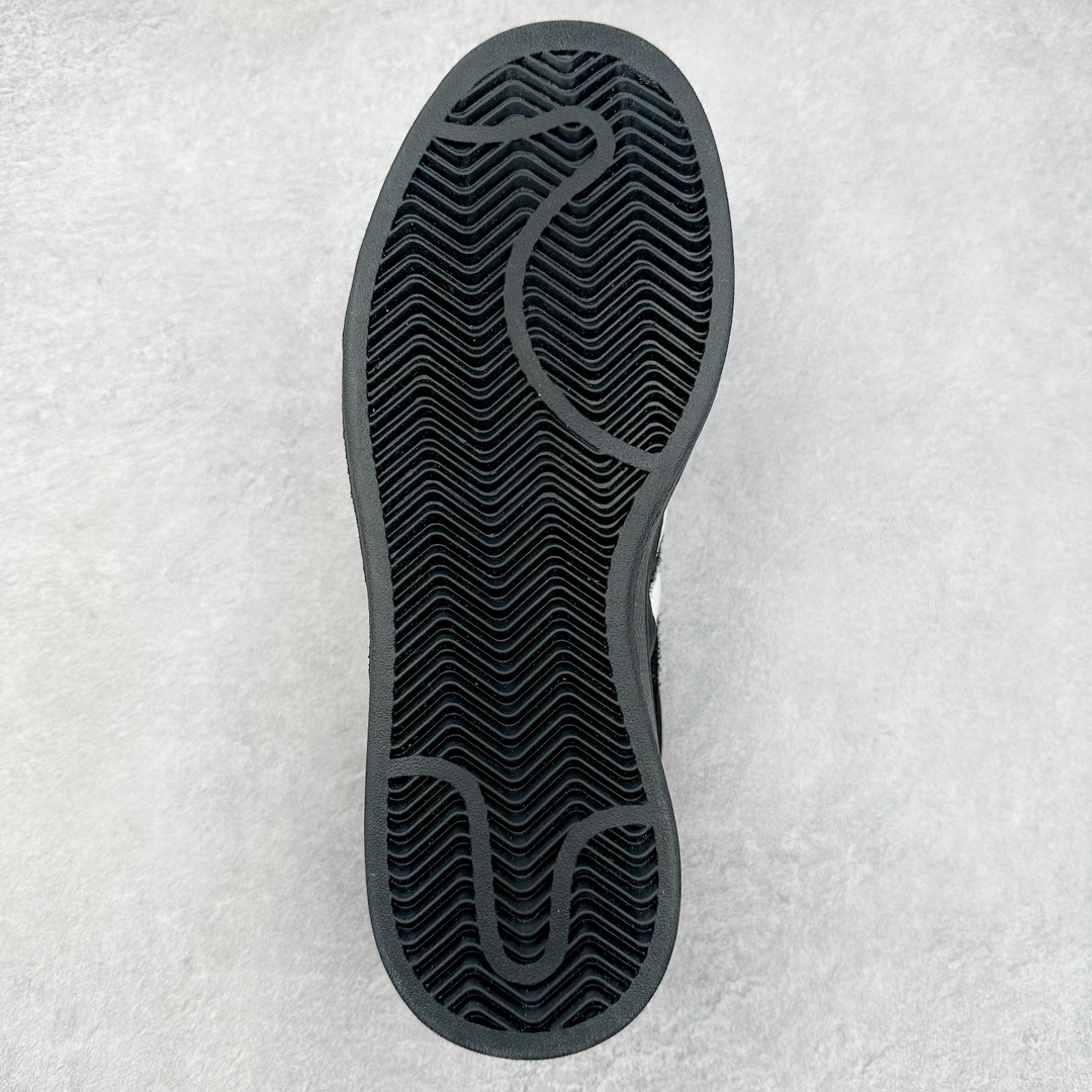 图片[9]-＃纯原特价 Bad Bunny x AD Campus Light 学院莱特系列低帮复古系带休闲运动板鞋 联名坏痞兔 全套原楦原纸板原厂数据开发 原装进口翻毛皮料正确绒感卡色 正确铜制锁扣 原盒原配防尘袋配件 以云白色、米色与和做旧泛黄配色为基调 厚绒麂皮与奢华皮革环绕鞋面 正面看起来无比寻常 但从侧面可以发现双鞋舌和双鞋跟设计提升了观感 鞋中底的重新设计也使得存在感大大增加 更加切合当下时尚 鞋舌和鞋垫上带有 Bad Bunny 的专属标志 并且使用特殊包装彰显其身份 尺码：36 36⅔ 37⅓ 38 38⅔ 39⅓ 40 40⅔ 41⅓ 42 42⅔ 43⅓ 44⅓ 44 44⅔ 45⅓-选品中心