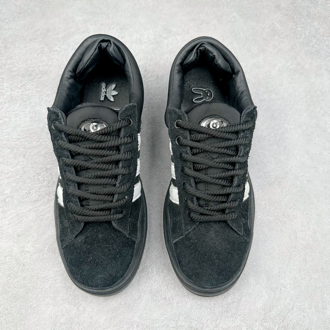 图片[2]-＃纯原特价 Bad Bunny x AD Campus Light 学院莱特系列低帮复古系带休闲运动板鞋 联名坏痞兔 全套原楦原纸板原厂数据开发 原装进口翻毛皮料正确绒感卡色 正确铜制锁扣 原盒原配防尘袋配件 以云白色、米色与和做旧泛黄配色为基调 厚绒麂皮与奢华皮革环绕鞋面 正面看起来无比寻常 但从侧面可以发现双鞋舌和双鞋跟设计提升了观感 鞋中底的重新设计也使得存在感大大增加 更加切合当下时尚 鞋舌和鞋垫上带有 Bad Bunny 的专属标志 并且使用特殊包装彰显其身份 尺码：36 36⅔ 37⅓ 38 38⅔ 39⅓ 40 40⅔ 41⅓ 42 42⅔ 43⅓ 44⅓ 44 44⅔ 45⅓-选品中心