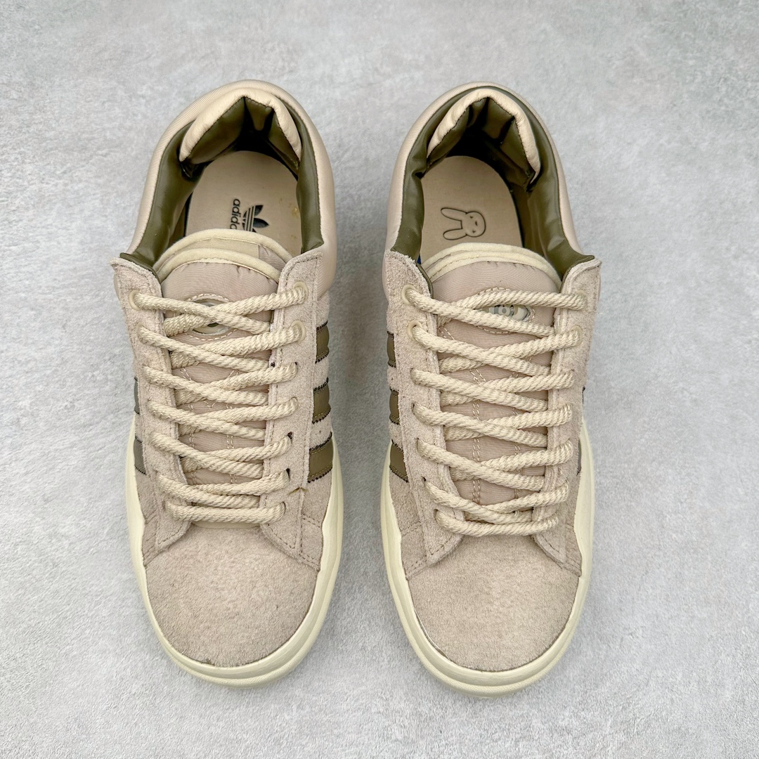 图片[2]-＃纯原特价 Bad Bunny x AD Campus Light 学院莱特系列低帮复古系带休闲运动板鞋 联名坏痞兔 全套原楦原纸板原厂数据开发 原装进口翻毛皮料正确绒感卡色 正确铜制锁扣 原盒原配防尘袋配件 以云白色、米色与和做旧泛黄配色为基调 厚绒麂皮与奢华皮革环绕鞋面 正面看起来无比寻常 但从侧面可以发现双鞋舌和双鞋跟设计提升了观感 鞋中底的重新设计也使得存在感大大增加 更加切合当下时尚 鞋舌和鞋垫上带有 Bad Bunny 的专属标志 并且使用特殊包装彰显其身份 尺码：36 36⅔ 37⅓ 38 38⅔ 39⅓ 40 40⅔ 41⅓ 42 42⅔ 43⅓ 44⅓ 44 44⅔ 45⅓-选品中心