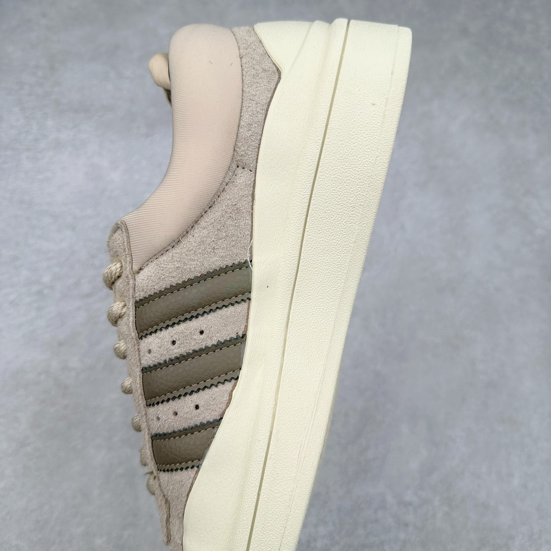 图片[7]-＃纯原特价 Bad Bunny x AD Campus Light 学院莱特系列低帮复古系带休闲运动板鞋 联名坏痞兔 全套原楦原纸板原厂数据开发 原装进口翻毛皮料正确绒感卡色 正确铜制锁扣 原盒原配防尘袋配件 以云白色、米色与和做旧泛黄配色为基调 厚绒麂皮与奢华皮革环绕鞋面 正面看起来无比寻常 但从侧面可以发现双鞋舌和双鞋跟设计提升了观感 鞋中底的重新设计也使得存在感大大增加 更加切合当下时尚 鞋舌和鞋垫上带有 Bad Bunny 的专属标志 并且使用特殊包装彰显其身份 尺码：36 36⅔ 37⅓ 38 38⅔ 39⅓ 40 40⅔ 41⅓ 42 42⅔ 43⅓ 44⅓ 44 44⅔ 45⅓-选品中心