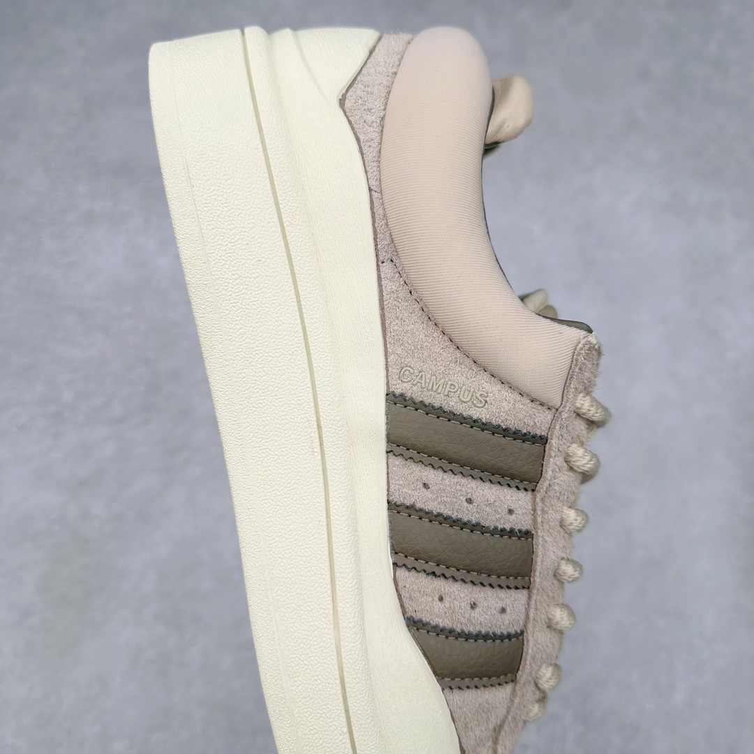 图片[6]-＃纯原特价 Bad Bunny x AD Campus Light 学院莱特系列低帮复古系带休闲运动板鞋 联名坏痞兔 全套原楦原纸板原厂数据开发 原装进口翻毛皮料正确绒感卡色 正确铜制锁扣 原盒原配防尘袋配件 以云白色、米色与和做旧泛黄配色为基调 厚绒麂皮与奢华皮革环绕鞋面 正面看起来无比寻常 但从侧面可以发现双鞋舌和双鞋跟设计提升了观感 鞋中底的重新设计也使得存在感大大增加 更加切合当下时尚 鞋舌和鞋垫上带有 Bad Bunny 的专属标志 并且使用特殊包装彰显其身份 尺码：36 36⅔ 37⅓ 38 38⅔ 39⅓ 40 40⅔ 41⅓ 42 42⅔ 43⅓ 44⅓ 44 44⅔ 45⅓-选品中心