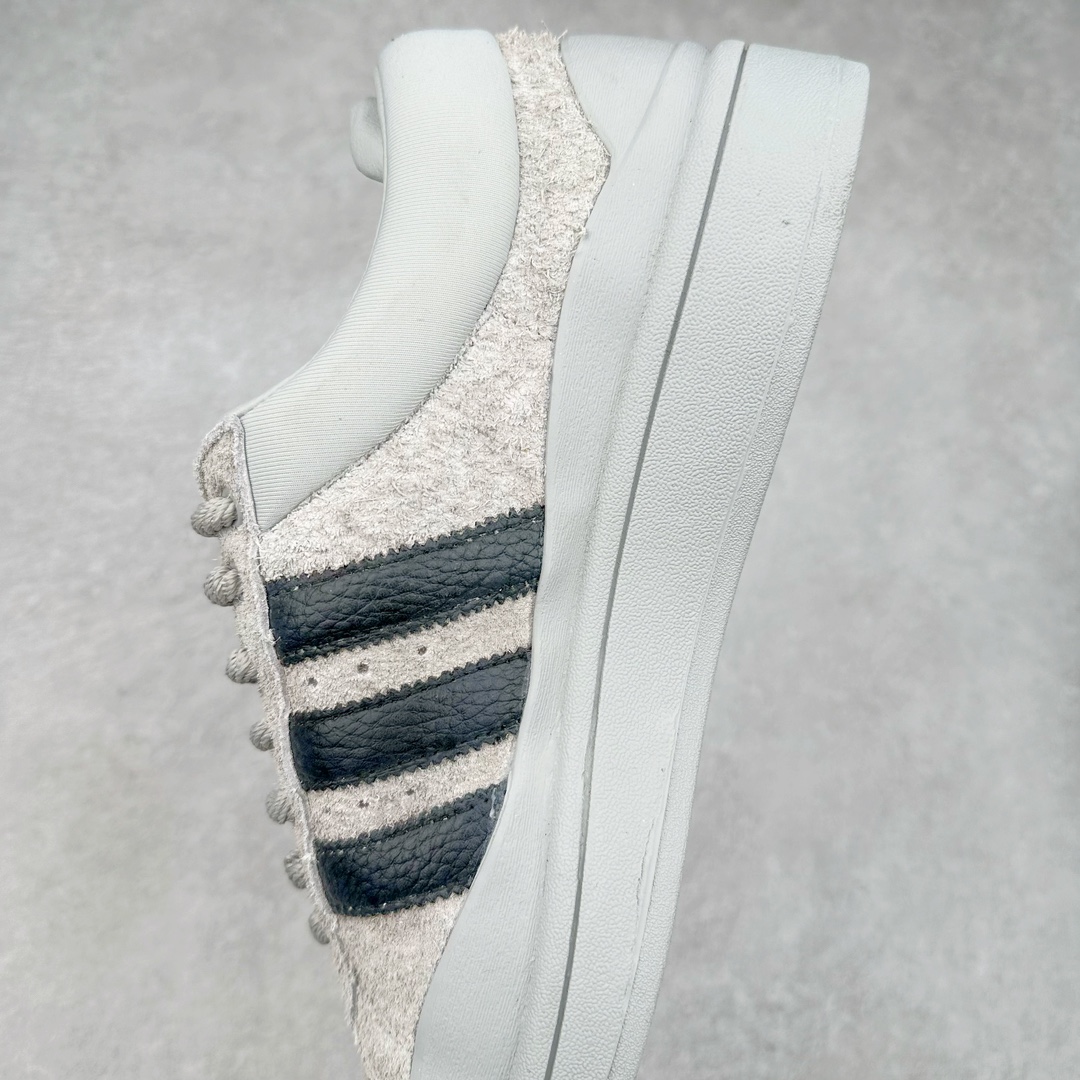 图片[7]-＃纯原特价 Bad Bunny x AD Campus Light 学院莱特系列低帮复古系带休闲运动板鞋 联名坏痞兔 全套原楦原纸板原厂数据开发 原装进口翻毛皮料正确绒感卡色 正确铜制锁扣 原盒原配防尘袋配件 以云白色、米色与和做旧泛黄配色为基调 厚绒麂皮与奢华皮革环绕鞋面 正面看起来无比寻常 但从侧面可以发现双鞋舌和双鞋跟设计提升了观感 鞋中底的重新设计也使得存在感大大增加 更加切合当下时尚 鞋舌和鞋垫上带有 Bad Bunny 的专属标志 并且使用特殊包装彰显其身份 尺码：36 36⅔ 37⅓ 38 38⅔ 39⅓ 40 40⅔ 41⅓ 42 42⅔ 43⅓ 44⅓ 44 44⅔ 45⅓-选品中心