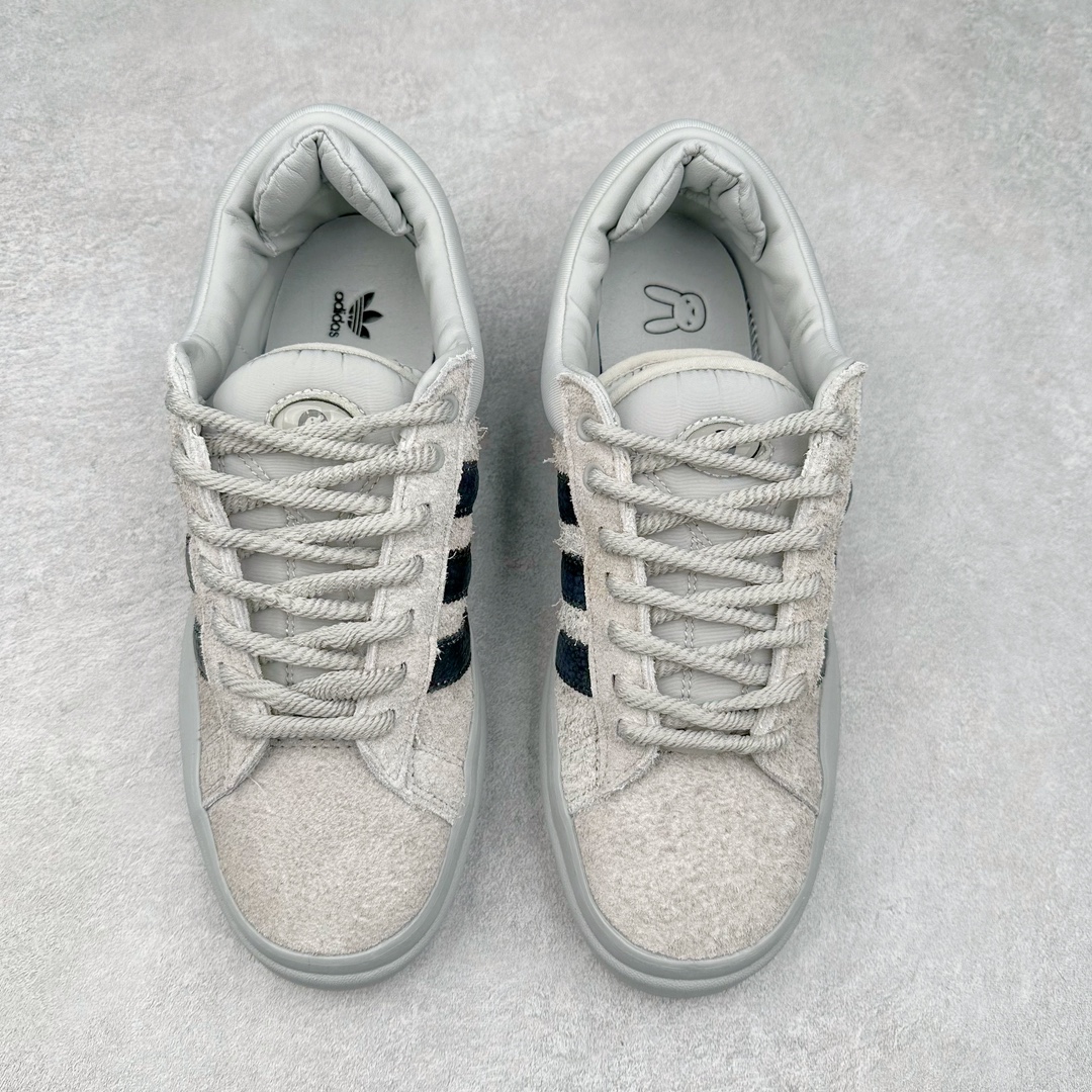 图片[2]-＃纯原特价 Bad Bunny x AD Campus Light 学院莱特系列低帮复古系带休闲运动板鞋 联名坏痞兔 全套原楦原纸板原厂数据开发 原装进口翻毛皮料正确绒感卡色 正确铜制锁扣 原盒原配防尘袋配件 以云白色、米色与和做旧泛黄配色为基调 厚绒麂皮与奢华皮革环绕鞋面 正面看起来无比寻常 但从侧面可以发现双鞋舌和双鞋跟设计提升了观感 鞋中底的重新设计也使得存在感大大增加 更加切合当下时尚 鞋舌和鞋垫上带有 Bad Bunny 的专属标志 并且使用特殊包装彰显其身份 尺码：36 36⅔ 37⅓ 38 38⅔ 39⅓ 40 40⅔ 41⅓ 42 42⅔ 43⅓ 44⅓ 44 44⅔ 45⅓-选品中心