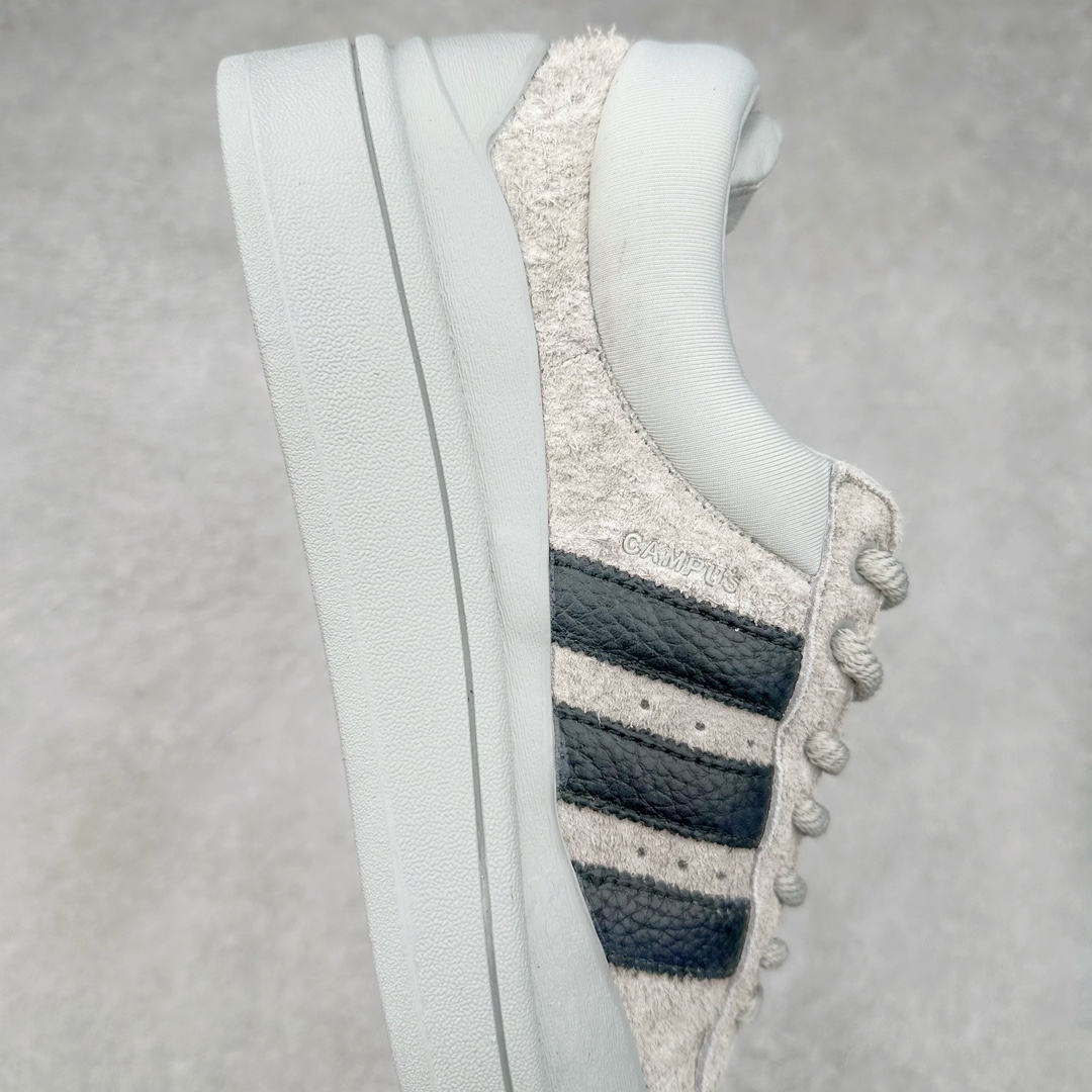 图片[6]-＃纯原特价 Bad Bunny x AD Campus Light 学院莱特系列低帮复古系带休闲运动板鞋 联名坏痞兔 全套原楦原纸板原厂数据开发 原装进口翻毛皮料正确绒感卡色 正确铜制锁扣 原盒原配防尘袋配件 以云白色、米色与和做旧泛黄配色为基调 厚绒麂皮与奢华皮革环绕鞋面 正面看起来无比寻常 但从侧面可以发现双鞋舌和双鞋跟设计提升了观感 鞋中底的重新设计也使得存在感大大增加 更加切合当下时尚 鞋舌和鞋垫上带有 Bad Bunny 的专属标志 并且使用特殊包装彰显其身份 尺码：36 36⅔ 37⅓ 38 38⅔ 39⅓ 40 40⅔ 41⅓ 42 42⅔ 43⅓ 44⅓ 44 44⅔ 45⅓-选品中心