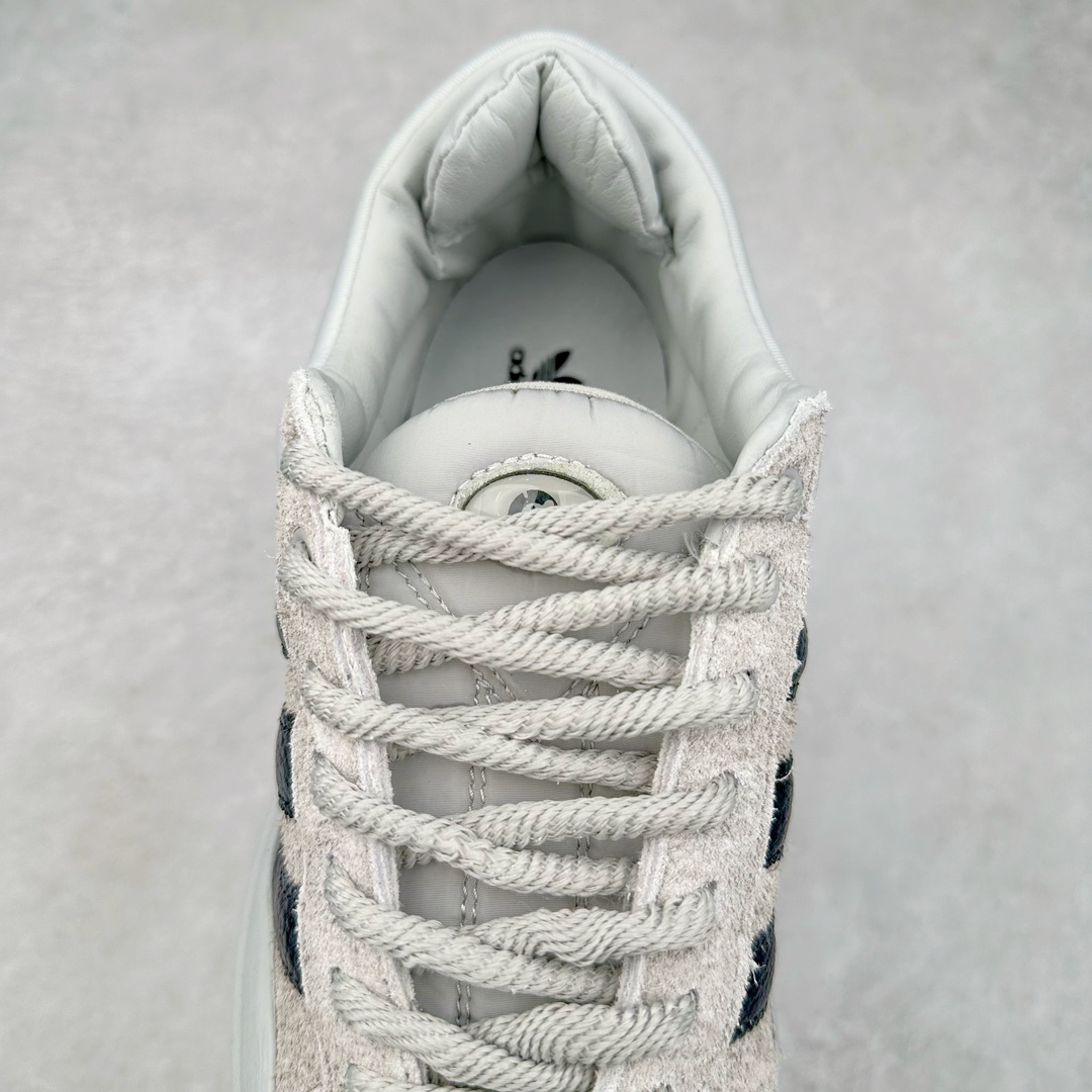 图片[5]-＃纯原特价 Bad Bunny x AD Campus Light 学院莱特系列低帮复古系带休闲运动板鞋 联名坏痞兔 全套原楦原纸板原厂数据开发 原装进口翻毛皮料正确绒感卡色 正确铜制锁扣 原盒原配防尘袋配件 以云白色、米色与和做旧泛黄配色为基调 厚绒麂皮与奢华皮革环绕鞋面 正面看起来无比寻常 但从侧面可以发现双鞋舌和双鞋跟设计提升了观感 鞋中底的重新设计也使得存在感大大增加 更加切合当下时尚 鞋舌和鞋垫上带有 Bad Bunny 的专属标志 并且使用特殊包装彰显其身份 尺码：36 36⅔ 37⅓ 38 38⅔ 39⅓ 40 40⅔ 41⅓ 42 42⅔ 43⅓ 44⅓ 44 44⅔ 45⅓-选品中心