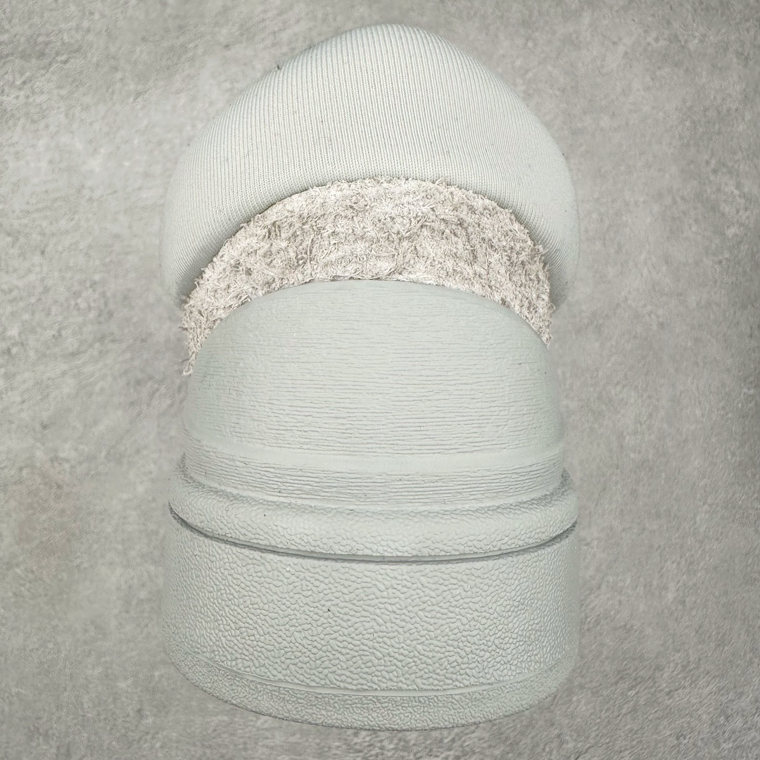 图片[8]-＃纯原特价 Bad Bunny x AD Campus Light 学院莱特系列低帮复古系带休闲运动板鞋 联名坏痞兔 全套原楦原纸板原厂数据开发 原装进口翻毛皮料正确绒感卡色 正确铜制锁扣 原盒原配防尘袋配件 以云白色、米色与和做旧泛黄配色为基调 厚绒麂皮与奢华皮革环绕鞋面 正面看起来无比寻常 但从侧面可以发现双鞋舌和双鞋跟设计提升了观感 鞋中底的重新设计也使得存在感大大增加 更加切合当下时尚 鞋舌和鞋垫上带有 Bad Bunny 的专属标志 并且使用特殊包装彰显其身份 尺码：36 36⅔ 37⅓ 38 38⅔ 39⅓ 40 40⅔ 41⅓ 42 42⅔ 43⅓ 44⅓ 44 44⅔ 45⅓-选品中心