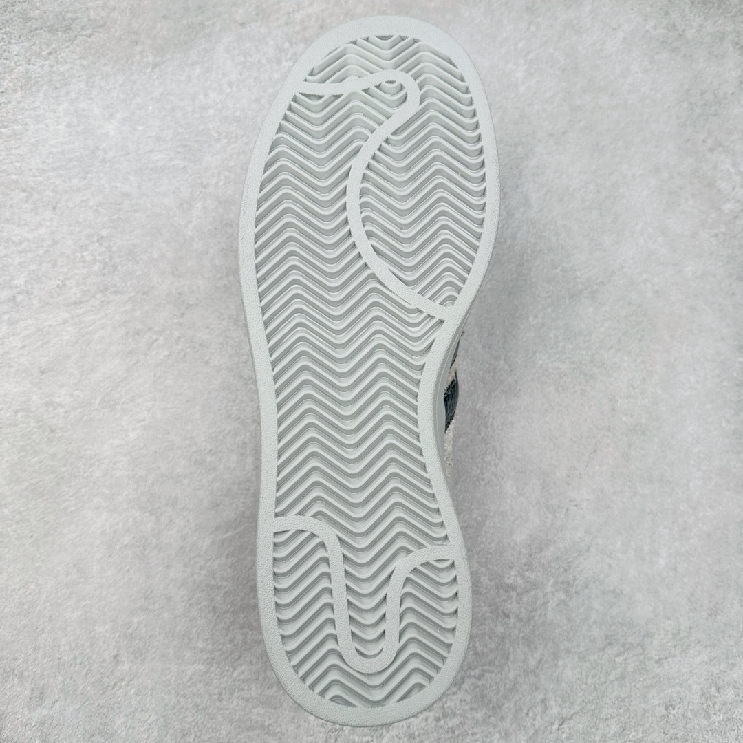 图片[9]-＃纯原特价 Bad Bunny x AD Campus Light 学院莱特系列低帮复古系带休闲运动板鞋 联名坏痞兔 全套原楦原纸板原厂数据开发 原装进口翻毛皮料正确绒感卡色 正确铜制锁扣 原盒原配防尘袋配件 以云白色、米色与和做旧泛黄配色为基调 厚绒麂皮与奢华皮革环绕鞋面 正面看起来无比寻常 但从侧面可以发现双鞋舌和双鞋跟设计提升了观感 鞋中底的重新设计也使得存在感大大增加 更加切合当下时尚 鞋舌和鞋垫上带有 Bad Bunny 的专属标志 并且使用特殊包装彰显其身份 尺码：36 36⅔ 37⅓ 38 38⅔ 39⅓ 40 40⅔ 41⅓ 42 42⅔ 43⅓ 44⅓ 44 44⅔ 45⅓-选品中心