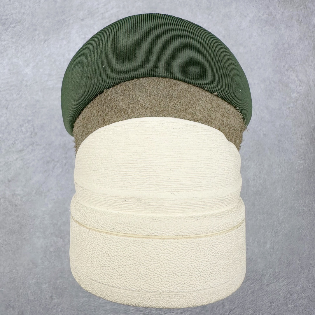 图片[8]-＃纯原特价 Bad Bunny x AD Campus Light 学院莱特系列低帮复古系带休闲运动板鞋 联名坏痞兔 全套原楦原纸板原厂数据开发 原装进口翻毛皮料正确绒感卡色 正确铜制锁扣 原盒原配防尘袋配件 以云白色、米色与和做旧泛黄配色为基调 厚绒麂皮与奢华皮革环绕鞋面 正面看起来无比寻常 但从侧面可以发现双鞋舌和双鞋跟设计提升了观感 鞋中底的重新设计也使得存在感大大增加 更加切合当下时尚 鞋舌和鞋垫上带有 Bad Bunny 的专属标志 并且使用特殊包装彰显其身份 尺码：36 36⅔ 37⅓ 38 38⅔ 39⅓ 40 40⅔ 41⅓ 42 42⅔ 43⅓ 44⅓ 44 44⅔ 45⅓-选品中心