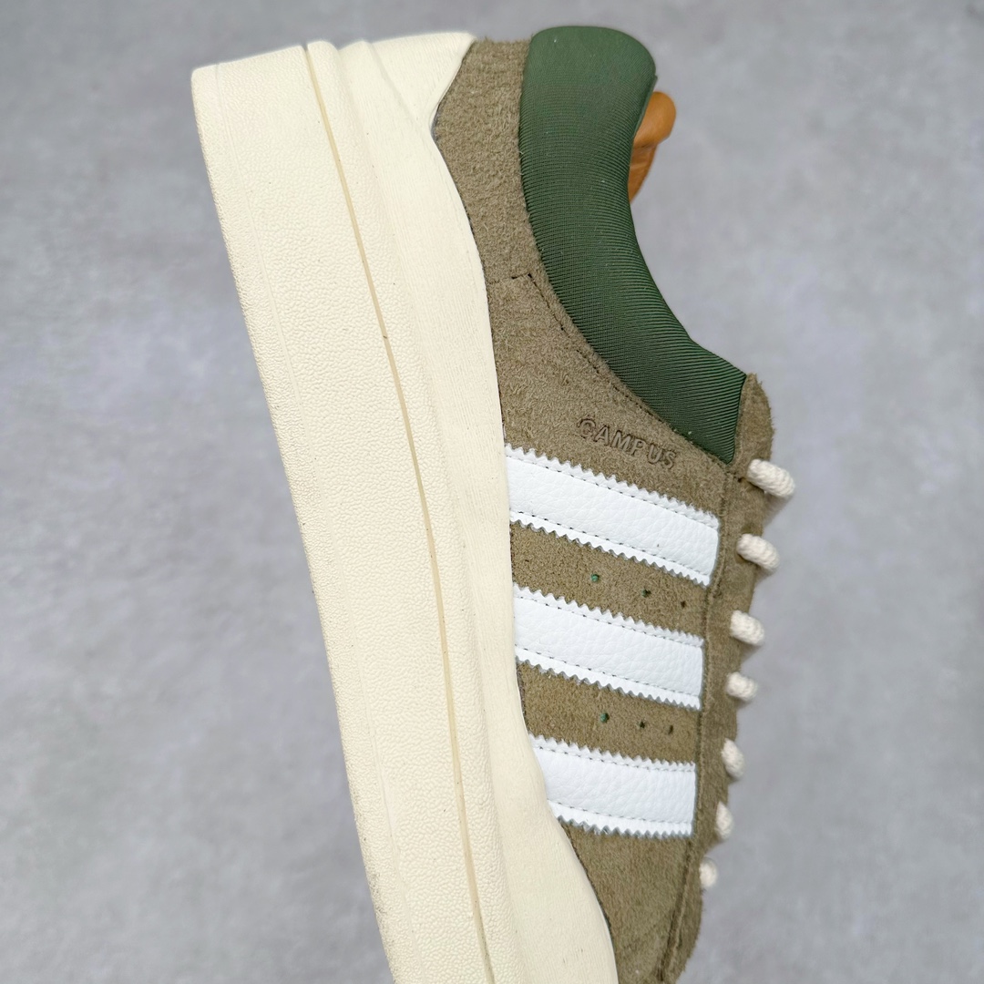 图片[6]-＃纯原特价 Bad Bunny x AD Campus Light 学院莱特系列低帮复古系带休闲运动板鞋 联名坏痞兔 全套原楦原纸板原厂数据开发 原装进口翻毛皮料正确绒感卡色 正确铜制锁扣 原盒原配防尘袋配件 以云白色、米色与和做旧泛黄配色为基调 厚绒麂皮与奢华皮革环绕鞋面 正面看起来无比寻常 但从侧面可以发现双鞋舌和双鞋跟设计提升了观感 鞋中底的重新设计也使得存在感大大增加 更加切合当下时尚 鞋舌和鞋垫上带有 Bad Bunny 的专属标志 并且使用特殊包装彰显其身份 尺码：36 36⅔ 37⅓ 38 38⅔ 39⅓ 40 40⅔ 41⅓ 42 42⅔ 43⅓ 44⅓ 44 44⅔ 45⅓-选品中心