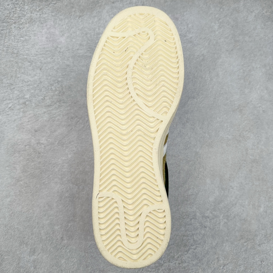 图片[9]-＃纯原特价 Bad Bunny x AD Campus Light 学院莱特系列低帮复古系带休闲运动板鞋 联名坏痞兔 全套原楦原纸板原厂数据开发 原装进口翻毛皮料正确绒感卡色 正确铜制锁扣 原盒原配防尘袋配件 以云白色、米色与和做旧泛黄配色为基调 厚绒麂皮与奢华皮革环绕鞋面 正面看起来无比寻常 但从侧面可以发现双鞋舌和双鞋跟设计提升了观感 鞋中底的重新设计也使得存在感大大增加 更加切合当下时尚 鞋舌和鞋垫上带有 Bad Bunny 的专属标志 并且使用特殊包装彰显其身份 尺码：36 36⅔ 37⅓ 38 38⅔ 39⅓ 40 40⅔ 41⅓ 42 42⅔ 43⅓ 44⅓ 44 44⅔ 45⅓-选品中心