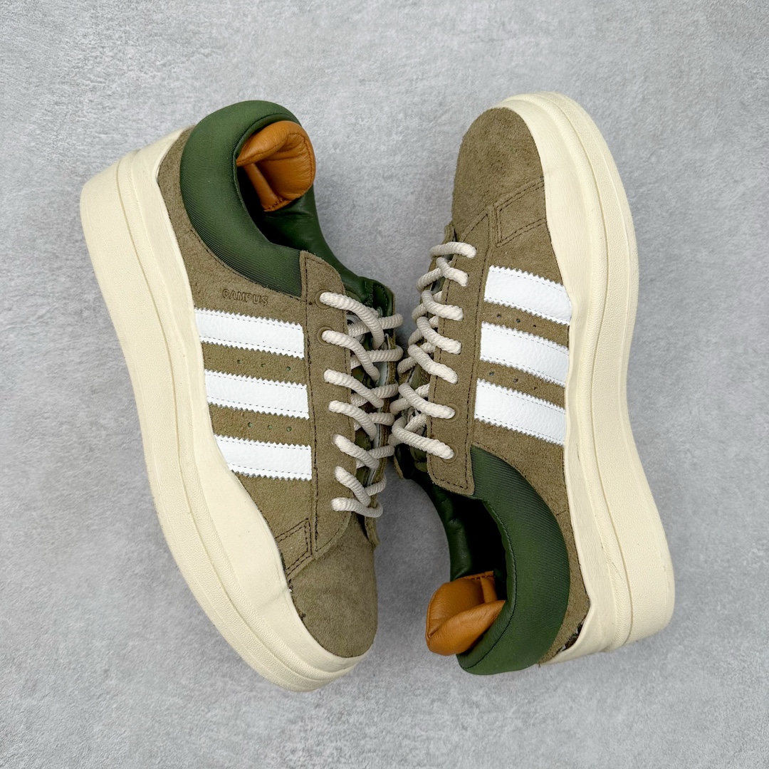 图片[3]-＃纯原特价 Bad Bunny x AD Campus Light 学院莱特系列低帮复古系带休闲运动板鞋 联名坏痞兔 全套原楦原纸板原厂数据开发 原装进口翻毛皮料正确绒感卡色 正确铜制锁扣 原盒原配防尘袋配件 以云白色、米色与和做旧泛黄配色为基调 厚绒麂皮与奢华皮革环绕鞋面 正面看起来无比寻常 但从侧面可以发现双鞋舌和双鞋跟设计提升了观感 鞋中底的重新设计也使得存在感大大增加 更加切合当下时尚 鞋舌和鞋垫上带有 Bad Bunny 的专属标志 并且使用特殊包装彰显其身份 尺码：36 36⅔ 37⅓ 38 38⅔ 39⅓ 40 40⅔ 41⅓ 42 42⅔ 43⅓ 44⅓ 44 44⅔ 45⅓-选品中心