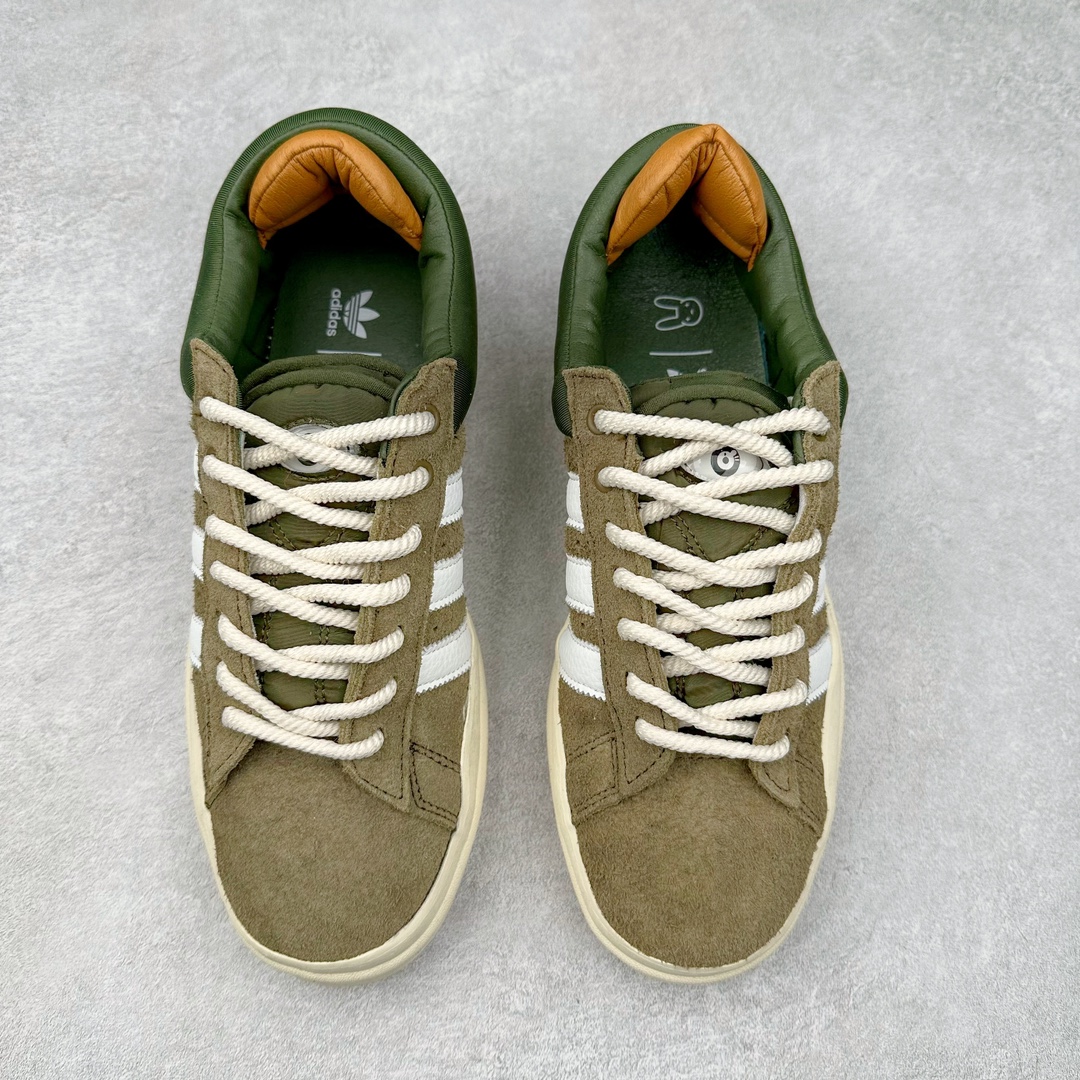 图片[2]-＃纯原特价 Bad Bunny x AD Campus Light 学院莱特系列低帮复古系带休闲运动板鞋 联名坏痞兔 全套原楦原纸板原厂数据开发 原装进口翻毛皮料正确绒感卡色 正确铜制锁扣 原盒原配防尘袋配件 以云白色、米色与和做旧泛黄配色为基调 厚绒麂皮与奢华皮革环绕鞋面 正面看起来无比寻常 但从侧面可以发现双鞋舌和双鞋跟设计提升了观感 鞋中底的重新设计也使得存在感大大增加 更加切合当下时尚 鞋舌和鞋垫上带有 Bad Bunny 的专属标志 并且使用特殊包装彰显其身份 尺码：36 36⅔ 37⅓ 38 38⅔ 39⅓ 40 40⅔ 41⅓ 42 42⅔ 43⅓ 44⅓ 44 44⅔ 45⅓-选品中心