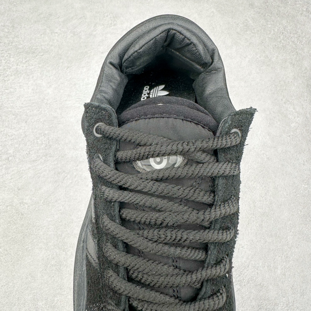 图片[5]-＃纯原特价 Bad Bunny x AD Campus Light 学院莱特系列低帮复古系带休闲运动板鞋 联名坏痞兔 全套原楦原纸板原厂数据开发 原装进口翻毛皮料正确绒感卡色 正确铜制锁扣 原盒原配防尘袋配件 以云白色、米色与和做旧泛黄配色为基调 厚绒麂皮与奢华皮革环绕鞋面 正面看起来无比寻常 但从侧面可以发现双鞋舌和双鞋跟设计提升了观感 鞋中底的重新设计也使得存在感大大增加 更加切合当下时尚 鞋舌和鞋垫上带有 Bad Bunny 的专属标志 并且使用特殊包装彰显其身份 尺码：36 36⅔ 37⅓ 38 38⅔ 39⅓ 40 40⅔ 41⅓ 42 42⅔ 43⅓ 44⅓ 44 44⅔ 45⅓-选品中心