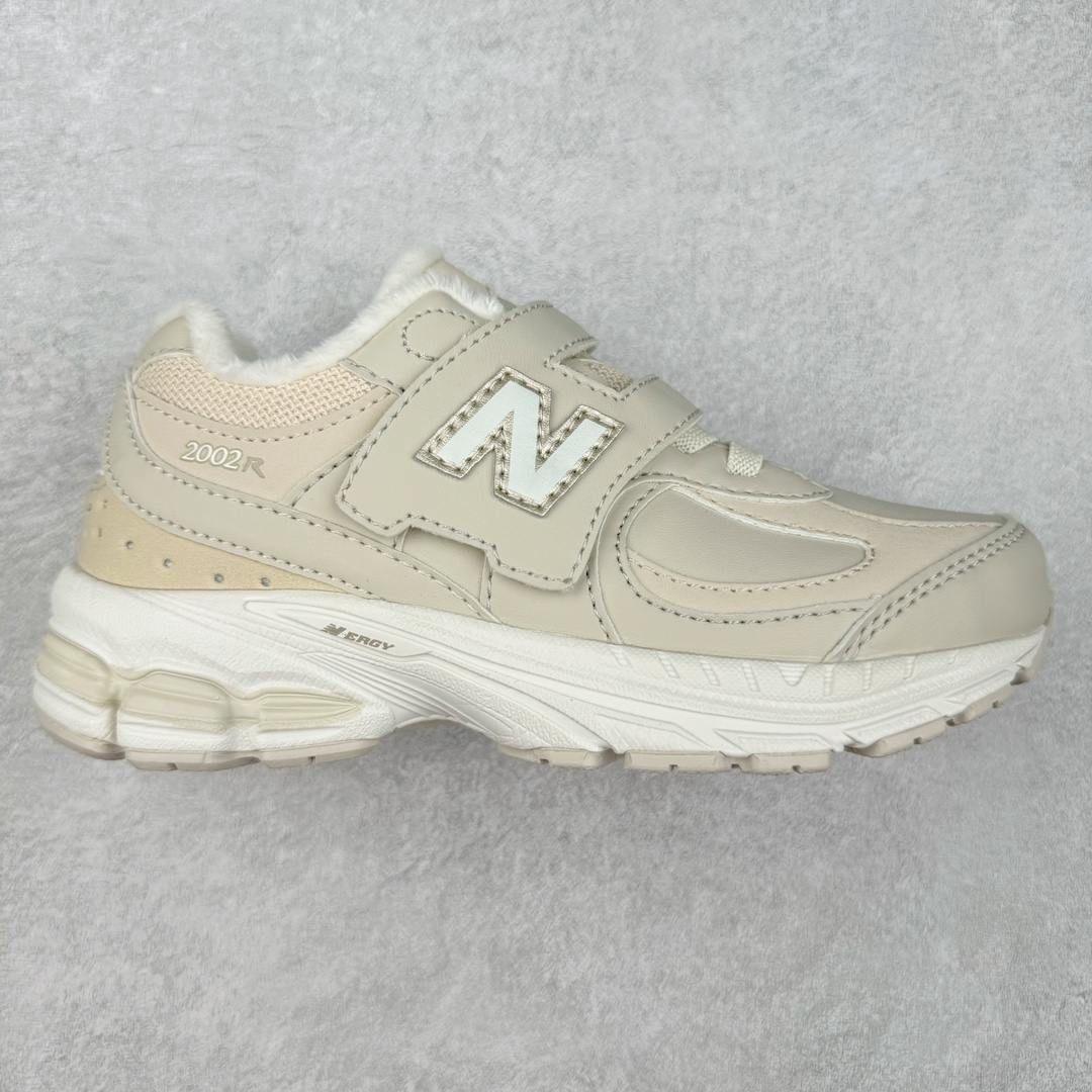 New Balance NB2002 童鞋系列 ▪️正确皮料质感细节完美还原 ▪️原织唛 原标 业内顶级配套 ▪️历时两个月匠心打造 独立私人底模 ▪️原厂数据开发亲子款一脚蹬 ▪️MD底软度多次调教 ▪️最大限度还原zp 透气性极佳 ▪️原材otholite鞋垫 厚度密度市场顶级水平 ▪️成人鞋的开发态度与标准 ▪️打破市面童鞋无好货的行业格局 ▪️只为呵护每一双宝宝的脚 尺码：26=155mm 27.5=161mm 28=168mm 28.5=175mm 30=181mm 31=188mm 32.5=195mm 33.5=201mm 34.5=208mm 35=215mm （手工测量误差±1mm）-选品中心