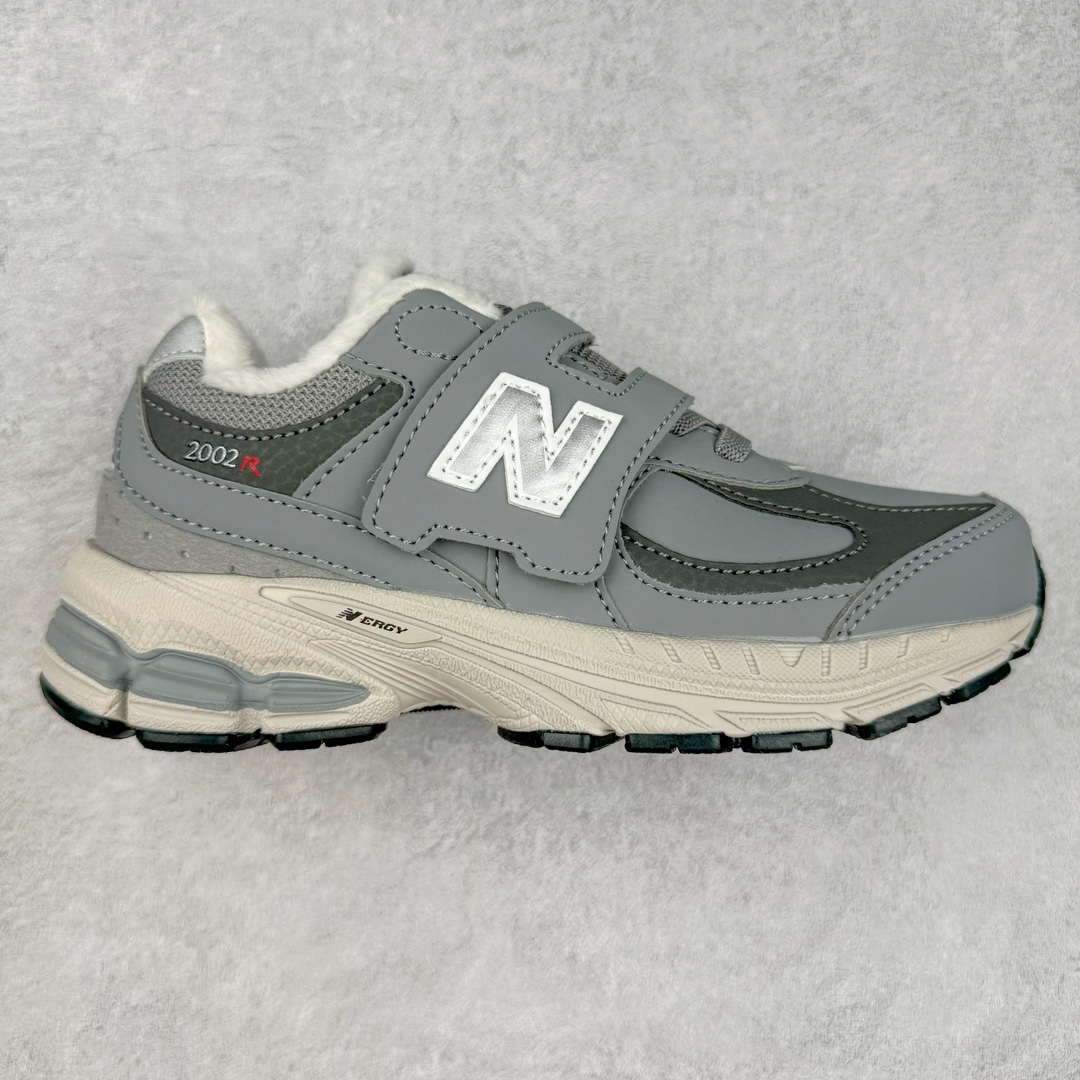 New Balance NB2002 童鞋系列 ▪️正确皮料质感细节完美还原 ▪️原织唛 原标 业内顶级配套 ▪️历时两个月匠心打造 独立私人底模 ▪️原厂数据开发亲子款一脚蹬 ▪️MD底软度多次调教 ▪️最大限度还原zp 透气性极佳 ▪️原材otholite鞋垫 厚度密度市场顶级水平 ▪️成人鞋的开发态度与标准 ▪️打破市面童鞋无好货的行业格局 ▪️只为呵护每一双宝宝的脚 尺码：26=155mm 27.5=161mm 28=168mm 28.5=175mm 30=181mm 31=188mm 32.5=195mm 33.5=201mm 34.5=208mm 35=215mm （手工测量误差±1mm）-选品中心