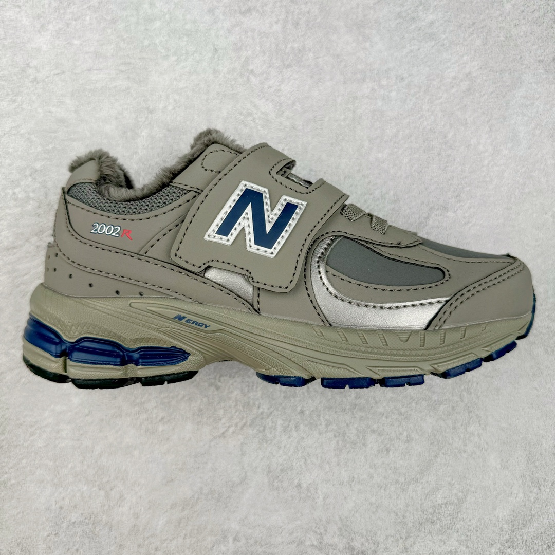 New Balance NB2002 童鞋系列 ▪️正确皮料质感细节完美还原 ▪️原织唛 原标 业内顶级配套 ▪️历时两个月匠心打造 独立私人底模 ▪️原厂数据开发亲子款一脚蹬 ▪️MD底软度多次调教 ▪️最大限度还原zp 透气性极佳 ▪️原材otholite鞋垫 厚度密度市场顶级水平 ▪️成人鞋的开发态度与标准 ▪️打破市面童鞋无好货的行业格局 ▪️只为呵护每一双宝宝的脚 尺码：26=155mm 27.5=161mm 28=168mm 28.5=175mm 30=181mm 31=188mm 32.5=195mm 33.5=201mm 34.5=208mm 35=215mm （手工测量误差±1mm）-选品中心