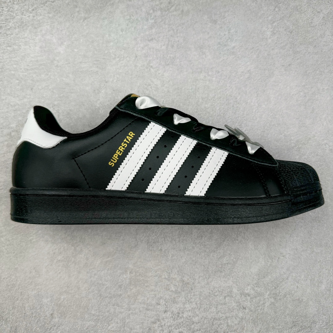 AD Originals Superstar 经典复古贝壳头板鞋 EG4959 诞生于1969年 是第一双将全皮面鞋 身与橡胶鞋头结合在一起的低帮篮球鞋 Superstar最开始 是作为高帮篮球鞋Pro Model的低帮版本而出现的 但因为其独特和醒目的橡胶鞋头造型而让大家熟知 被大家形象地称为\\\”shelltoe\\\”贝壳头 在70年代的美国职业篮球场上 接近3/4的NBA球员都将这双Superstar作为场上用鞋 80年代之后 经过不断的改良和发展 Superstar逐渐成为横跨时装、音乐、街头文化、休闲和运动等各大领域的时尚潮鞋 尺码：36 36.5 37 38 38.5 39 40 40.5 41 42 42.5 43 44 44.5 45-选品中心