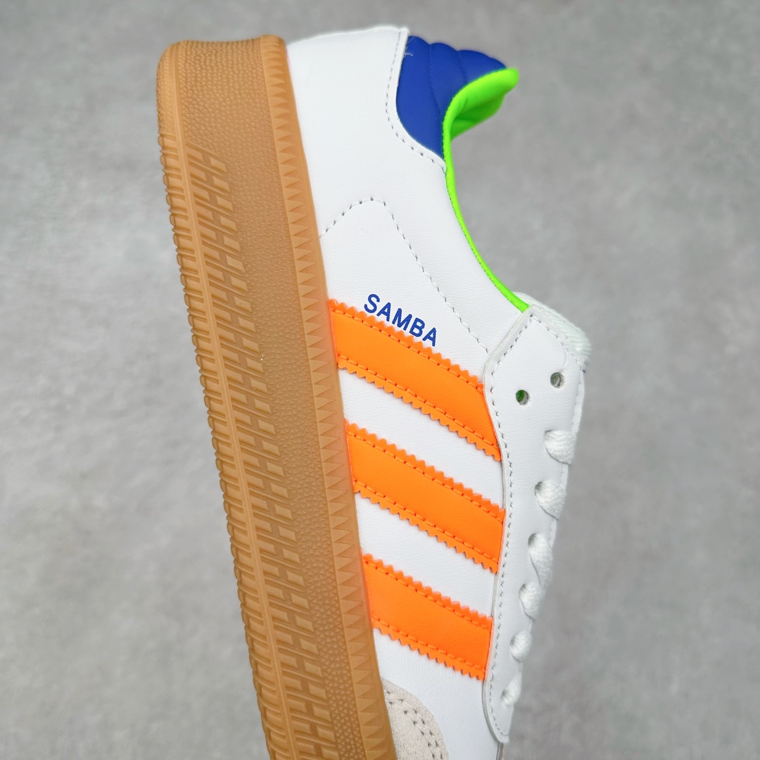 图片[6]-AD Samba XLG 桑巴舞加大厚底版系列德训风百搭松糕休闲运动板鞋生胶底 JP5887 自Originals Samba成功借势Blokecore风潮一跃成为街头巷尾的焦点鞋款后,不论是围绕Samba本身打造的各式「变种版本」,还是以Samba为蓝本打造联名鞋款,都成为了时尚潮流人士日常穿搭首选。Samba XLG是adidas Originals不断扩展XLG系列的一部分,旨在与年轻文化相契合,迎合那些希望通过个性时尚表达自我而不愿牺牲舒适度的年轻群体。街头时尚领域的Gen Z特别偏爱宽松的穿着风格。Samba XLG针对这一点做了创新。它在延续Samba OG经典设计的基础上,迎合年轻群体的穿着习惯,重塑为宽大的鞋身比例轮廓以及加厚中底,让消费者轻松展示自己独特的风格。全新的Samba XLG系列不仅迎合了当下年轻群体的穿搭习惯,加宽了鞋身比例以及将中底进一步增厚,在视觉比例上更加饱满,同时还保留了经典Samba的细节,这样一来,鞋迷朋友在穿搭上不仅能更加个性化,而且还能延续一定的复古感受。尺码：36 36⅔ 37⅓ 38 38⅔ 39⅓ 40 40⅔ 41⅓ 42 42⅔ 43⅓ 44 45-选品中心
