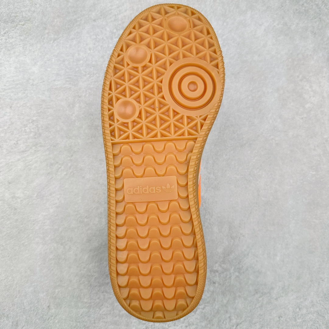 图片[9]-AD Samba XLG 桑巴舞加大厚底版系列德训风百搭松糕休闲运动板鞋生胶底 JP5887 自Originals Samba成功借势Blokecore风潮一跃成为街头巷尾的焦点鞋款后,不论是围绕Samba本身打造的各式「变种版本」,还是以Samba为蓝本打造联名鞋款,都成为了时尚潮流人士日常穿搭首选。Samba XLG是adidas Originals不断扩展XLG系列的一部分,旨在与年轻文化相契合,迎合那些希望通过个性时尚表达自我而不愿牺牲舒适度的年轻群体。街头时尚领域的Gen Z特别偏爱宽松的穿着风格。Samba XLG针对这一点做了创新。它在延续Samba OG经典设计的基础上,迎合年轻群体的穿着习惯,重塑为宽大的鞋身比例轮廓以及加厚中底,让消费者轻松展示自己独特的风格。全新的Samba XLG系列不仅迎合了当下年轻群体的穿搭习惯,加宽了鞋身比例以及将中底进一步增厚,在视觉比例上更加饱满,同时还保留了经典Samba的细节,这样一来,鞋迷朋友在穿搭上不仅能更加个性化,而且还能延续一定的复古感受。尺码：36 36⅔ 37⅓ 38 38⅔ 39⅓ 40 40⅔ 41⅓ 42 42⅔ 43⅓ 44 45-选品中心