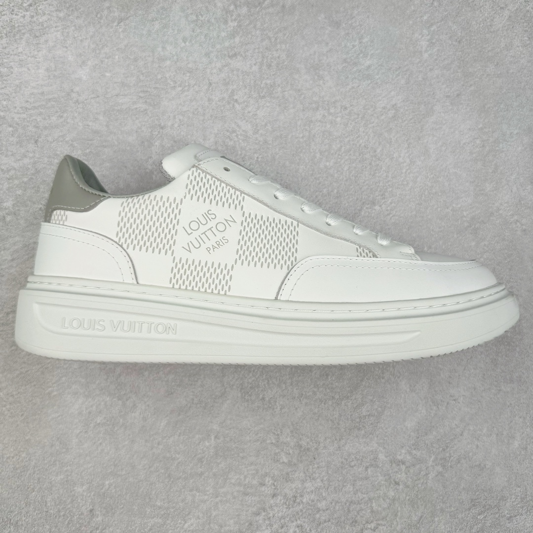 Louis Vuitton 路易威登 lv Time Out 低帮时尚运动板鞋 为舒软小牛皮革压印金属质感 Monogram 图案 再令 Louis 和vuitton 装饰点缀鞋带 与卢勒克斯金属线共同 释放莹泽光芒 搭配后部 Monogram帆布饰边和加厚胎面橡胶外底 鞋面胎牛皮和进口PVC制裁而成 高密度进口电脑车线工艺、经典LOGO跟PVC完美结合 原版大底开模 内里采用进口羊皮 超软皮内里+鞋垫 最新LV/路易威登 杨幂 关晓彤 官方等多明星网红同款 快手抖音等多平台热推 尺码：40 41 42 43 44 45-选品中心