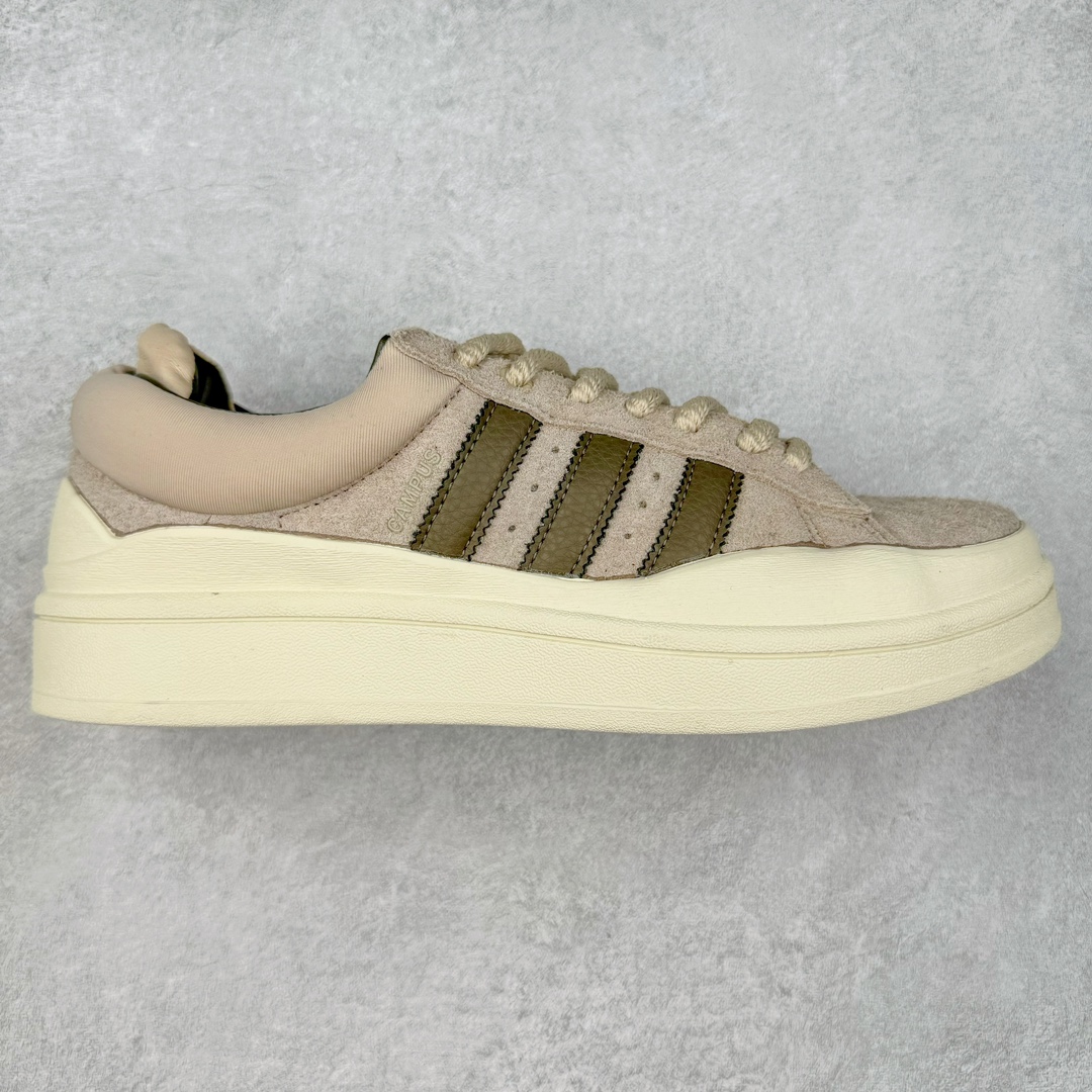 ＃纯原特价 Bad Bunny x AD Campus Light 学院莱特系列低帮复古系带休闲运动板鞋 联名坏痞兔 全套原楦原纸板原厂数据开发 原装进口翻毛皮料正确绒感卡色 正确铜制锁扣 原盒原配防尘袋配件 以云白色、米色与和做旧泛黄配色为基调 厚绒麂皮与奢华皮革环绕鞋面 正面看起来无比寻常 但从侧面可以发现双鞋舌和双鞋跟设计提升了观感 鞋中底的重新设计也使得存在感大大增加 更加切合当下时尚 鞋舌和鞋垫上带有 Bad Bunny 的专属标志 并且使用特殊包装彰显其身份 尺码：36 36⅔ 37⅓ 38 38⅔ 39⅓ 40 40⅔ 41⅓ 42 42⅔ 43⅓ 44⅓ 44 44⅔ 45⅓-选品中心