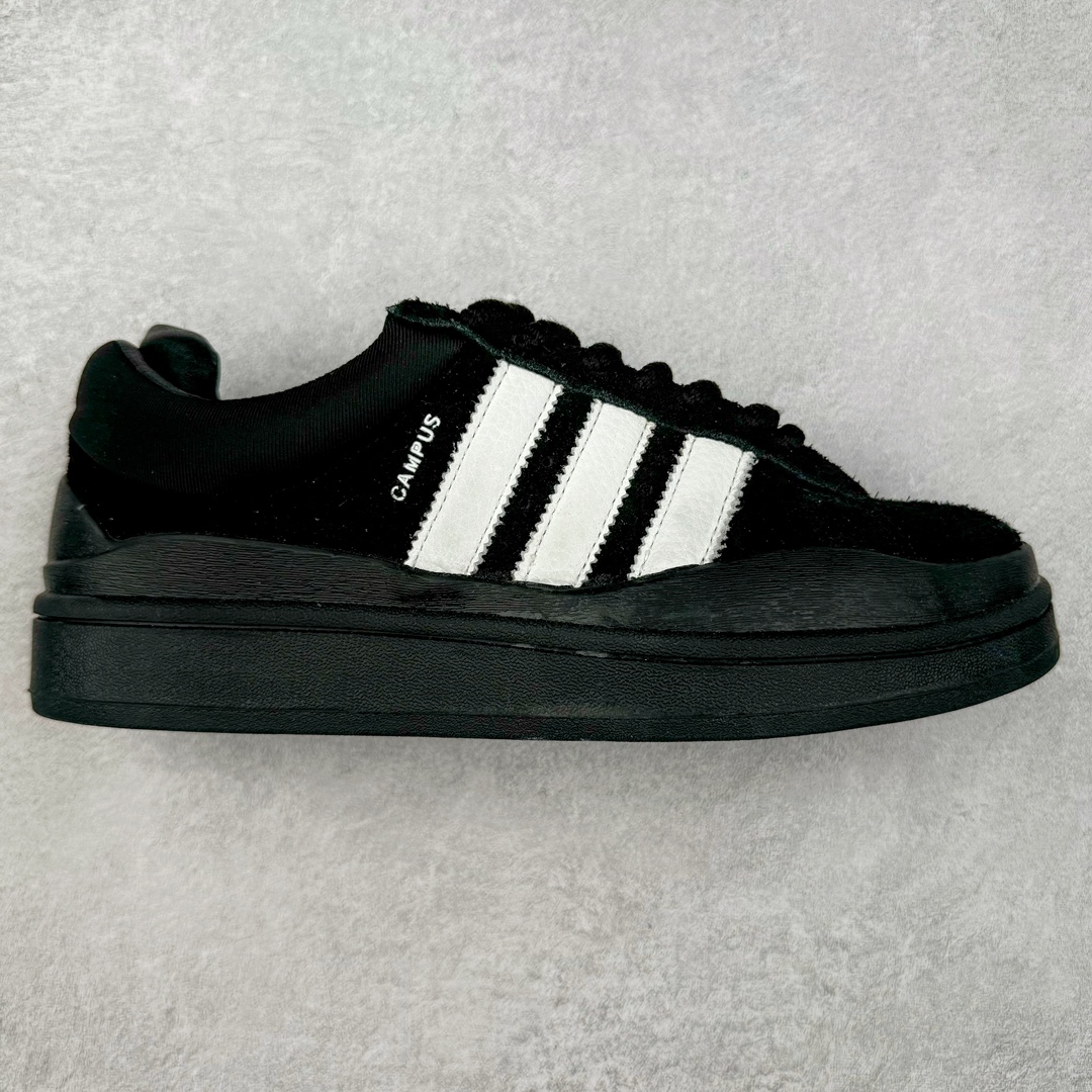 ＃纯原特价 Bad Bunny x AD Campus Light 学院莱特系列低帮复古系带休闲运动板鞋 联名坏痞兔 全套原楦原纸板原厂数据开发 原装进口翻毛皮料正确绒感卡色 正确铜制锁扣 原盒原配防尘袋配件 以云白色、米色与和做旧泛黄配色为基调 厚绒麂皮与奢华皮革环绕鞋面 正面看起来无比寻常 但从侧面可以发现双鞋舌和双鞋跟设计提升了观感 鞋中底的重新设计也使得存在感大大增加 更加切合当下时尚 鞋舌和鞋垫上带有 Bad Bunny 的专属标志 并且使用特殊包装彰显其身份 尺码：36 36⅔ 37⅓ 38 38⅔ 39⅓ 40 40⅔ 41⅓ 42 42⅔ 43⅓ 44⅓ 44 44⅔ 45⅓-选品中心