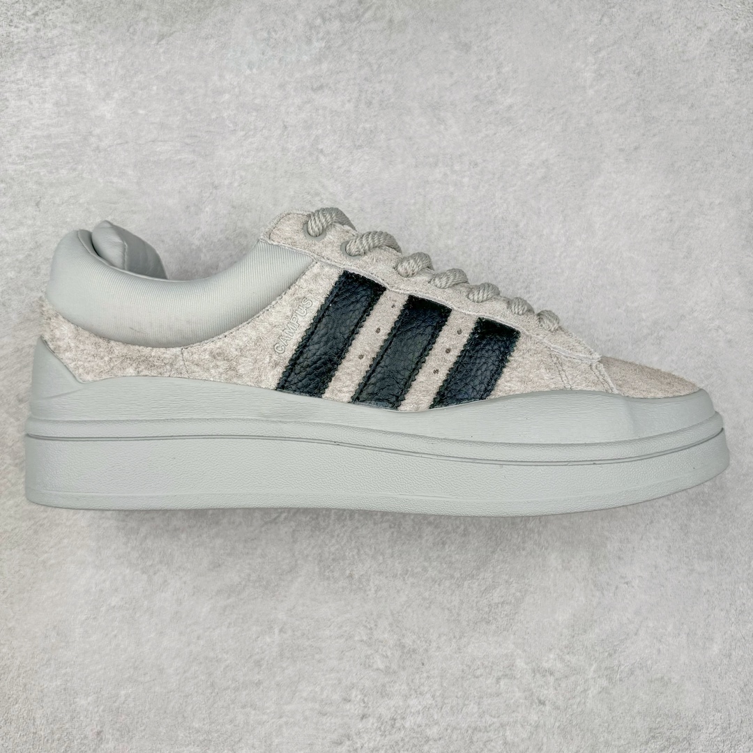 ＃纯原特价 Bad Bunny x AD Campus Light 学院莱特系列低帮复古系带休闲运动板鞋 联名坏痞兔 全套原楦原纸板原厂数据开发 原装进口翻毛皮料正确绒感卡色 正确铜制锁扣 原盒原配防尘袋配件 以云白色、米色与和做旧泛黄配色为基调 厚绒麂皮与奢华皮革环绕鞋面 正面看起来无比寻常 但从侧面可以发现双鞋舌和双鞋跟设计提升了观感 鞋中底的重新设计也使得存在感大大增加 更加切合当下时尚 鞋舌和鞋垫上带有 Bad Bunny 的专属标志 并且使用特殊包装彰显其身份 尺码：36 36⅔ 37⅓ 38 38⅔ 39⅓ 40 40⅔ 41⅓ 42 42⅔ 43⅓ 44⅓ 44 44⅔ 45⅓-选品中心