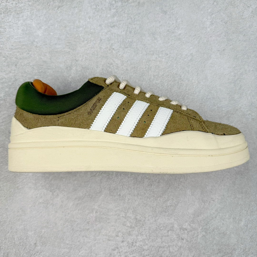 ＃纯原特价 Bad Bunny x AD Campus Light 学院莱特系列低帮复古系带休闲运动板鞋 联名坏痞兔 全套原楦原纸板原厂数据开发 原装进口翻毛皮料正确绒感卡色 正确铜制锁扣 原盒原配防尘袋配件 以云白色、米色与和做旧泛黄配色为基调 厚绒麂皮与奢华皮革环绕鞋面 正面看起来无比寻常 但从侧面可以发现双鞋舌和双鞋跟设计提升了观感 鞋中底的重新设计也使得存在感大大增加 更加切合当下时尚 鞋舌和鞋垫上带有 Bad Bunny 的专属标志 并且使用特殊包装彰显其身份 尺码：36 36⅔ 37⅓ 38 38⅔ 39⅓ 40 40⅔ 41⅓ 42 42⅔ 43⅓ 44⅓ 44 44⅔ 45⅓-选品中心