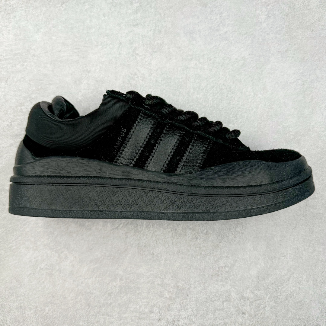 ＃纯原特价 Bad Bunny x AD Campus Light 学院莱特系列低帮复古系带休闲运动板鞋 联名坏痞兔 全套原楦原纸板原厂数据开发 原装进口翻毛皮料正确绒感卡色 正确铜制锁扣 原盒原配防尘袋配件 以云白色、米色与和做旧泛黄配色为基调 厚绒麂皮与奢华皮革环绕鞋面 正面看起来无比寻常 但从侧面可以发现双鞋舌和双鞋跟设计提升了观感 鞋中底的重新设计也使得存在感大大增加 更加切合当下时尚 鞋舌和鞋垫上带有 Bad Bunny 的专属标志 并且使用特殊包装彰显其身份 尺码：36 36⅔ 37⅓ 38 38⅔ 39⅓ 40 40⅔ 41⅓ 42 42⅔ 43⅓ 44⅓ 44 44⅔ 45⅓-选品中心